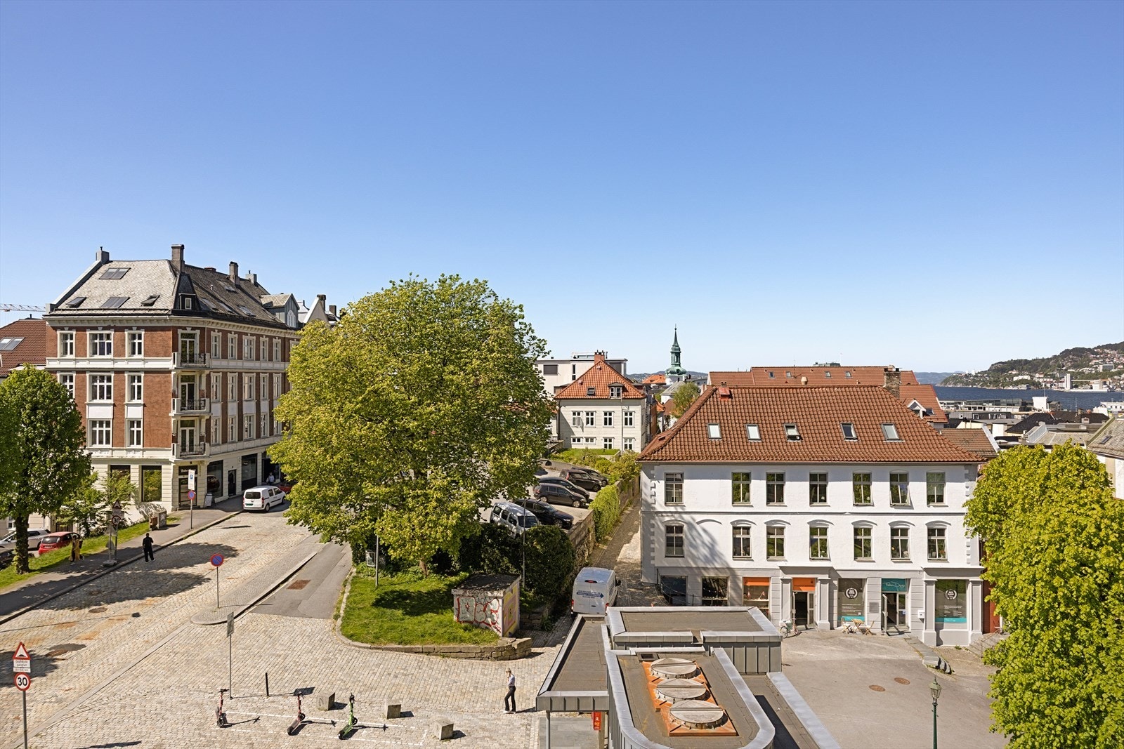 - Perfekt beliggenhet - bare få minutters gange til pulserende Bergen sentrum med et bredt utvalg av tilbud og opplevelser - Galleribilde