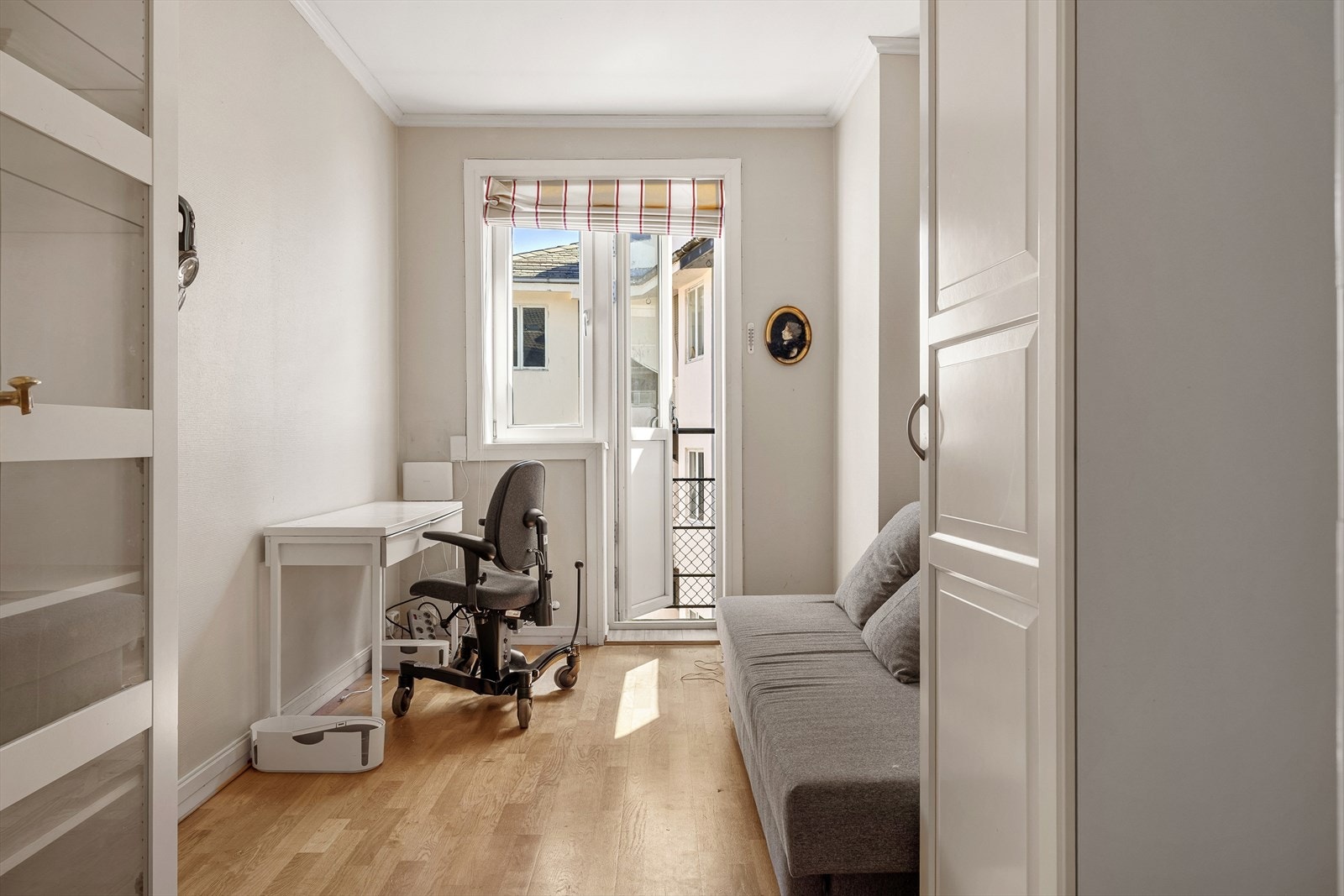 - Soverom to måler 9,8 m² og har utgang til egen privat balkong - Galleribilde