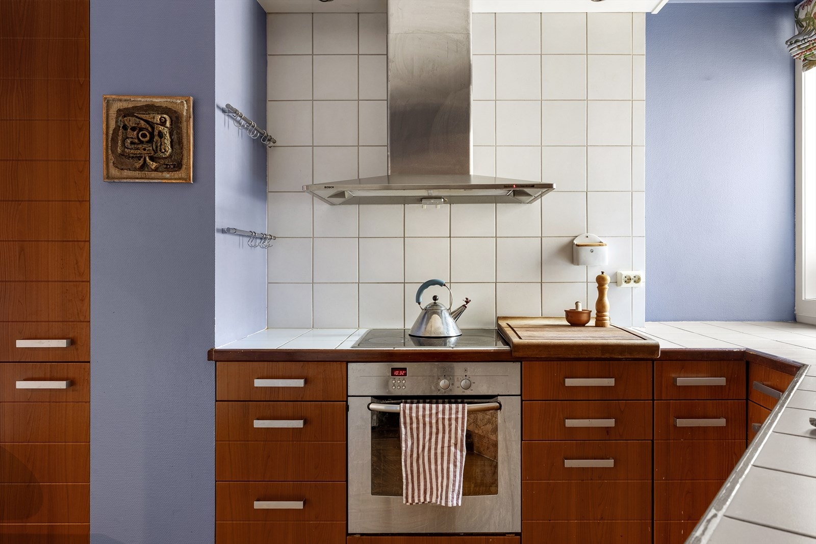 - Kjøkkenet har integrert keramisk platetopp, stekeovn og oppvaskmaskin - Galleribilde