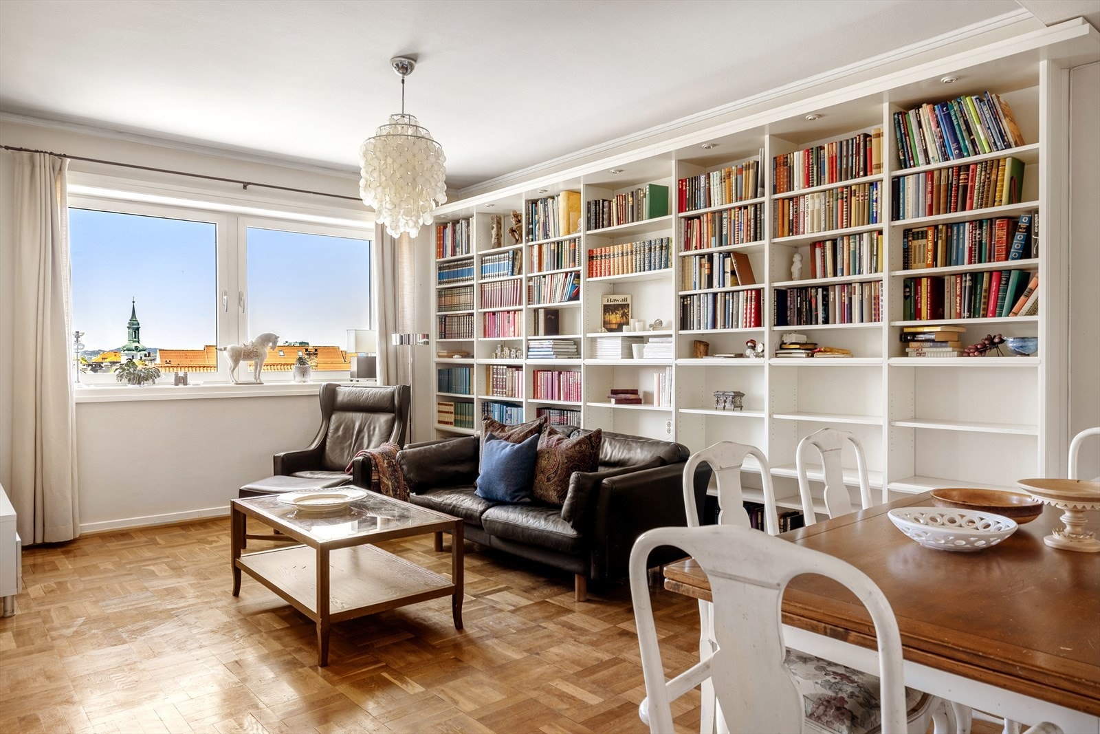 - Innvendig inneholder boligen; entré, gang, stue, spisestue, kjøkken, kott og 2 soverom - Galleribilde