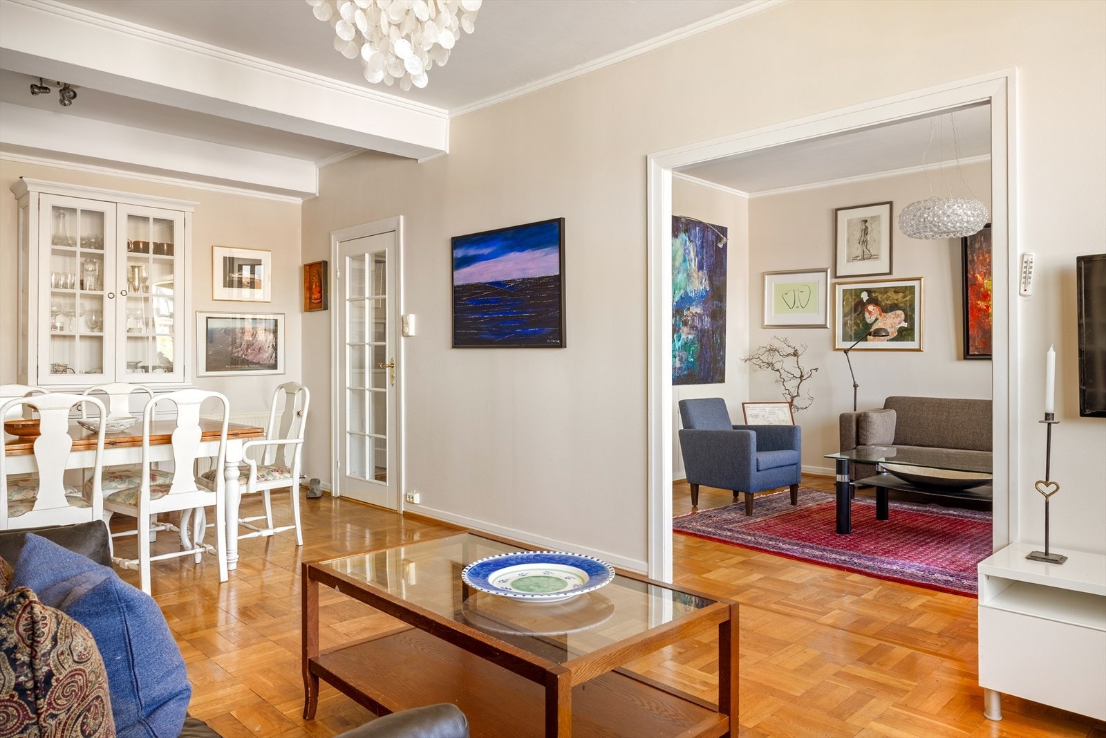 - Leiligheten har to romslige stuer med mulighet for å sette inn dobbeltdør mellom, noe som skaper en fleksibel og åpen løsning - Galleribilde