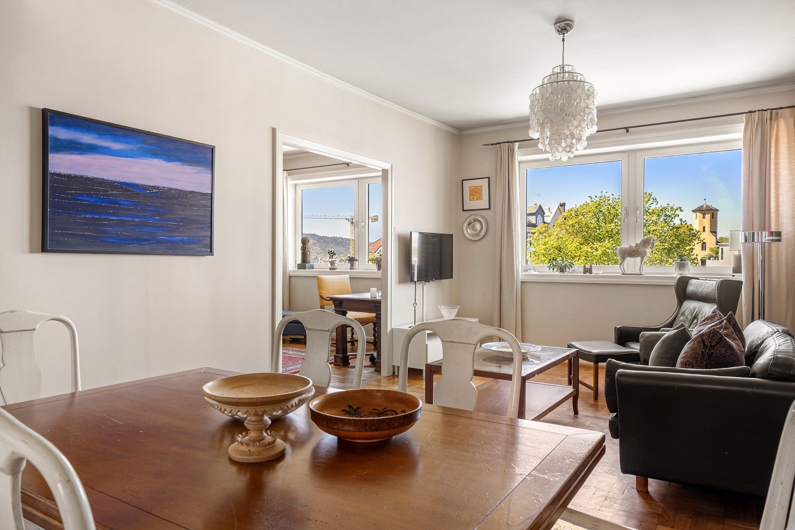 - Stuen måler hele 26,2 m² og kombinerer utsikt, lys og romfølelse - Galleribilde