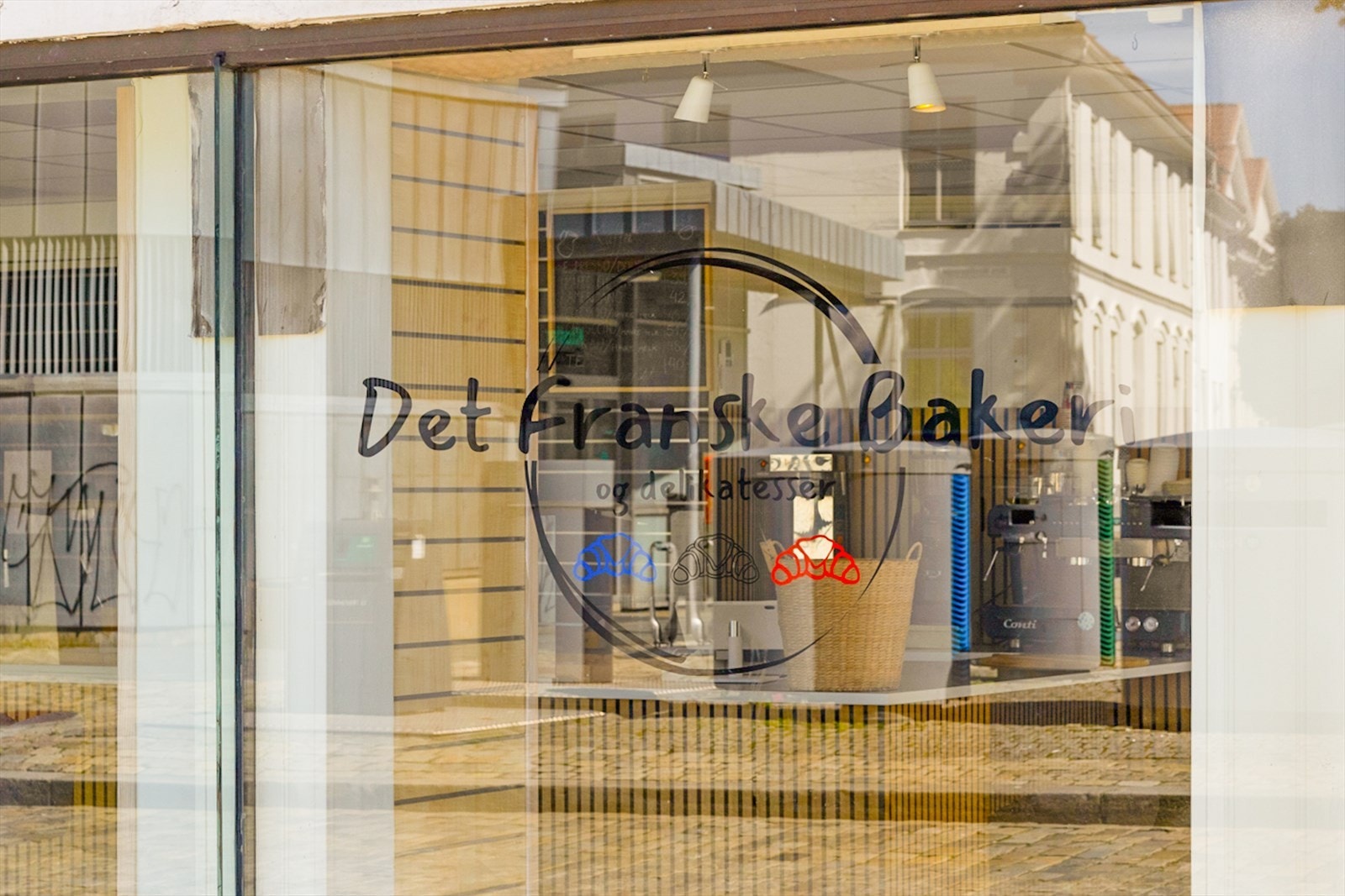 - Borettslaget har stabile inntekter fra utleie av butikklokaler i underetasjen, som bidrar til å dekke borettslagets løpende driftskostnader - Galleribilde