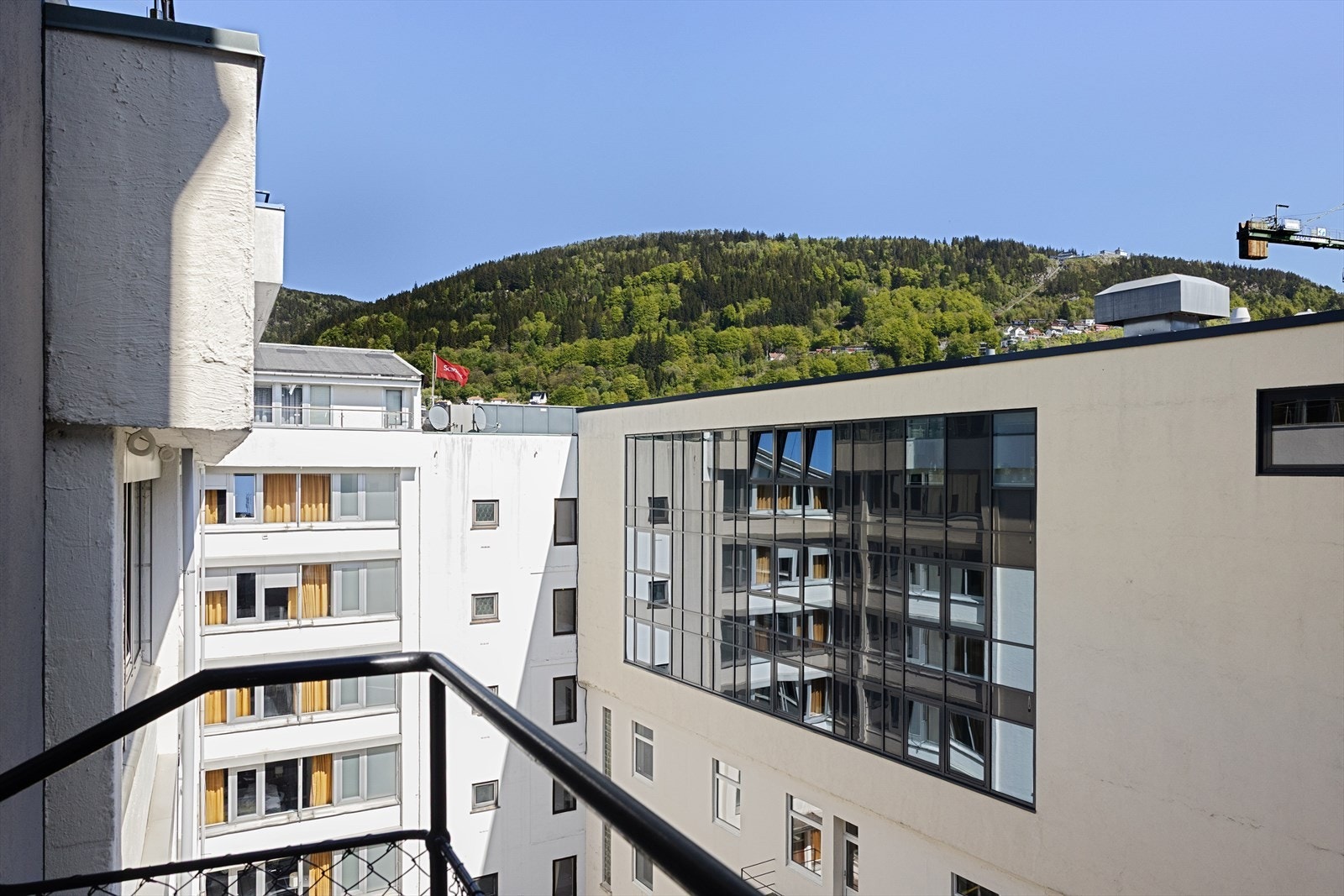 - Koselig balkong vent mot rolige bakgård - Galleribilde