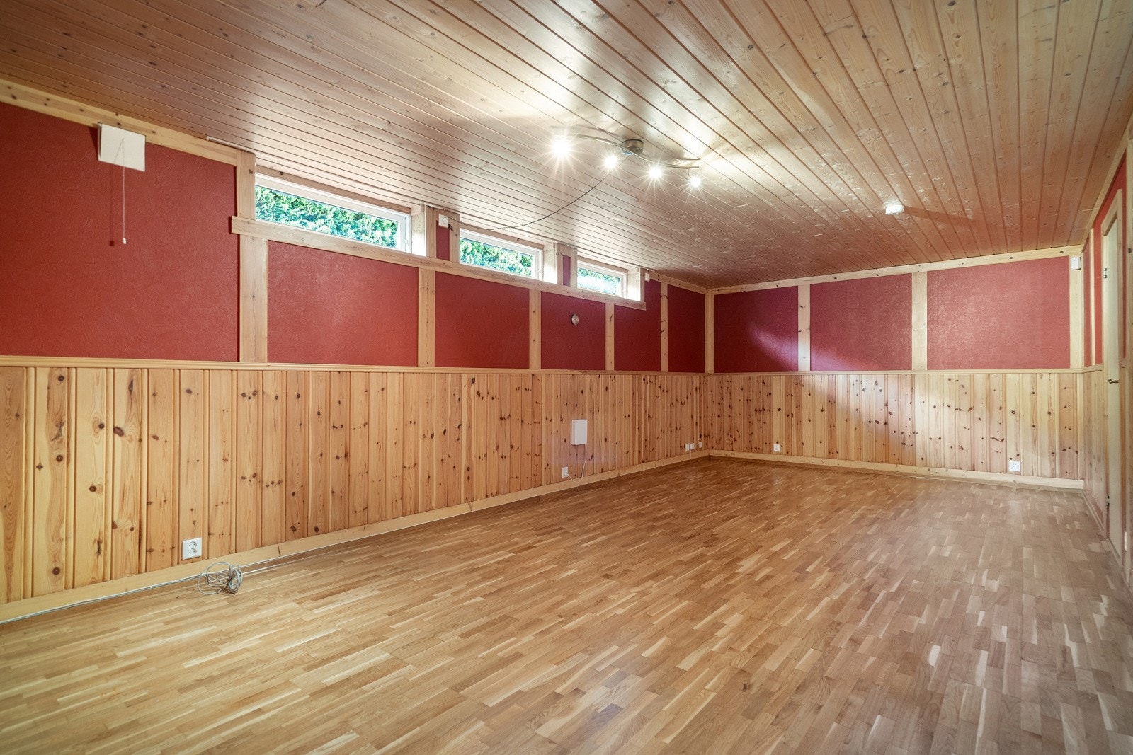 Undertasajen/kjeller er innredte med mange gode rom. Her en herlig kjellerstue Galleribilde