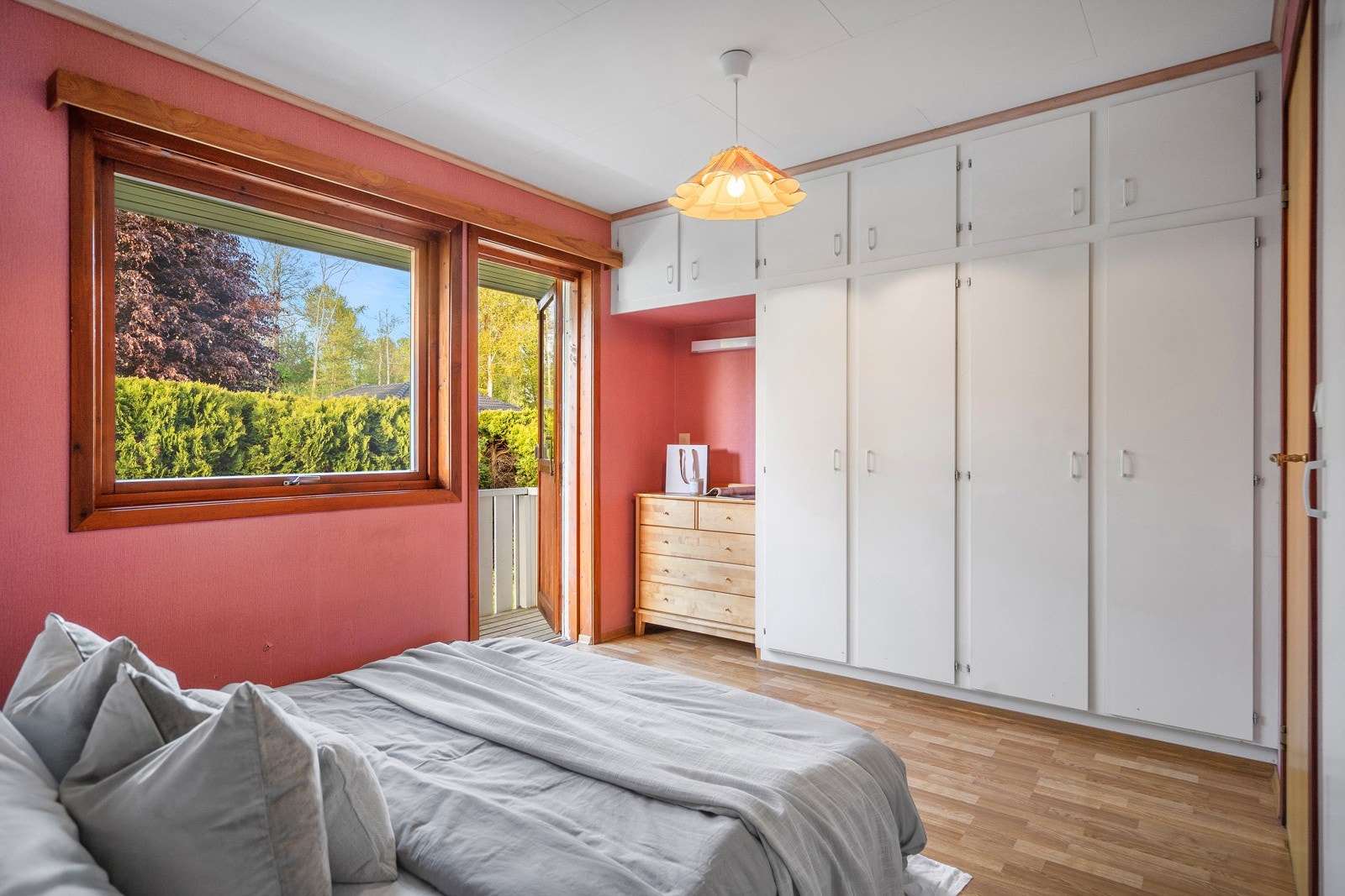 Godt med oppbevaring på soverommet Galleribilde