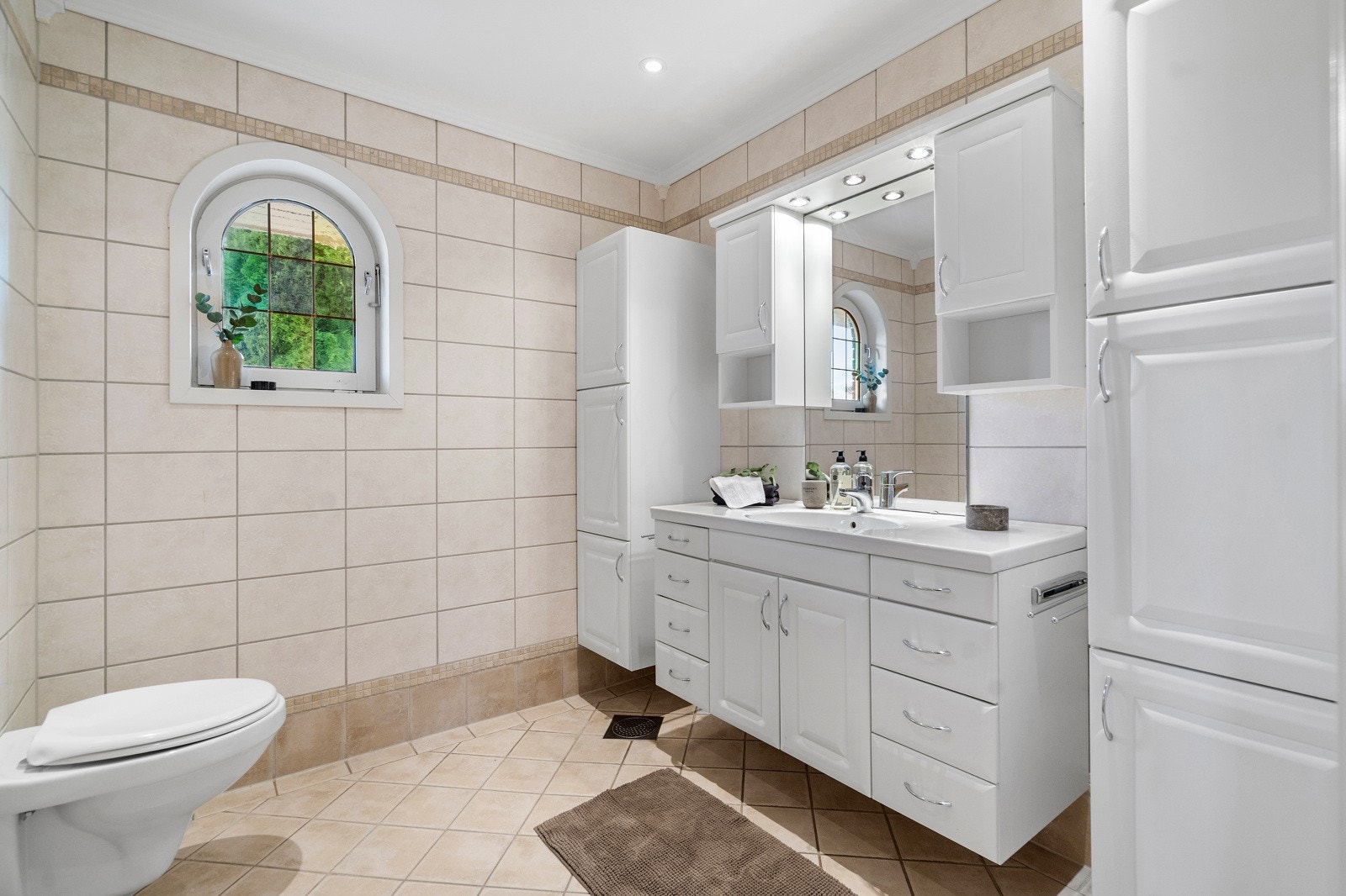 Bad (fra 2011) med servant, vegghengt wc og dusj Galleribilde