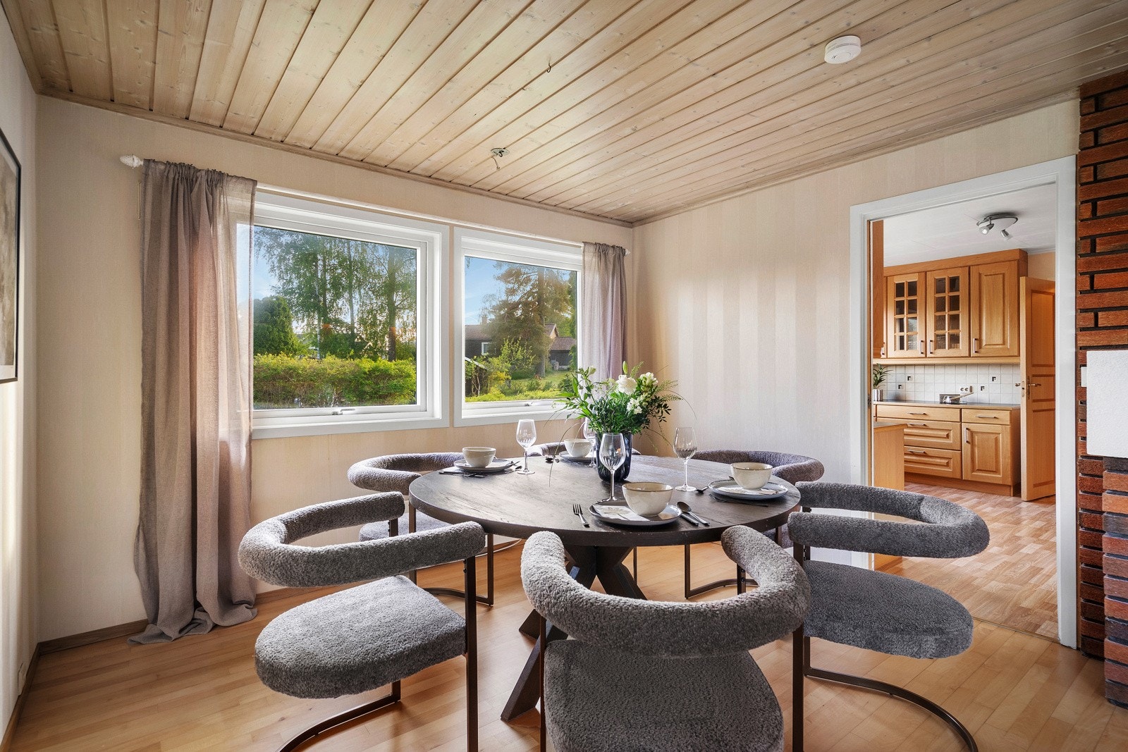 Spisestue - her kan det dekkes til hyggelige lag Galleribilde