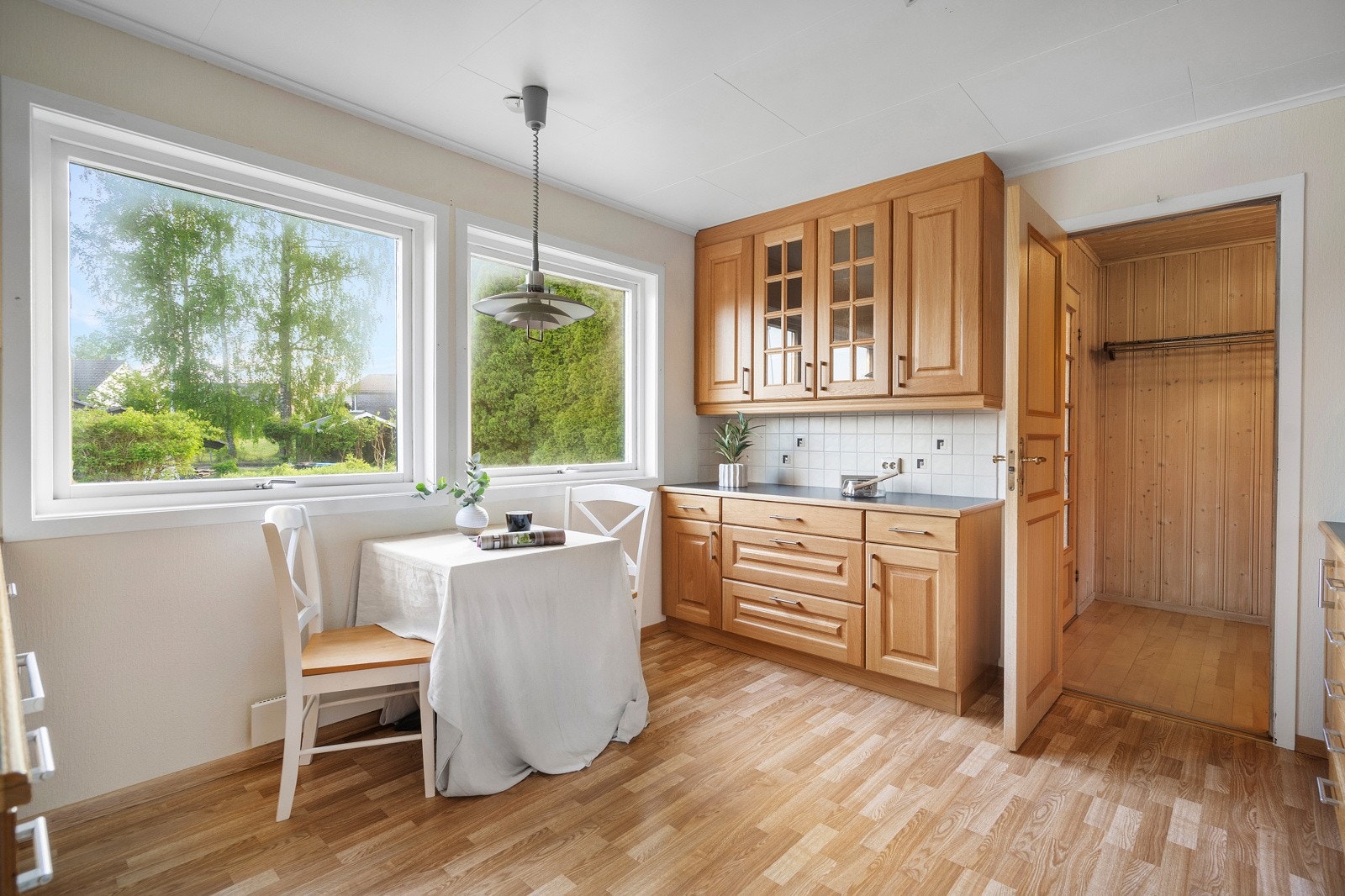 Kjøkken fra 2010 - her er det godt med skappplass Galleribilde