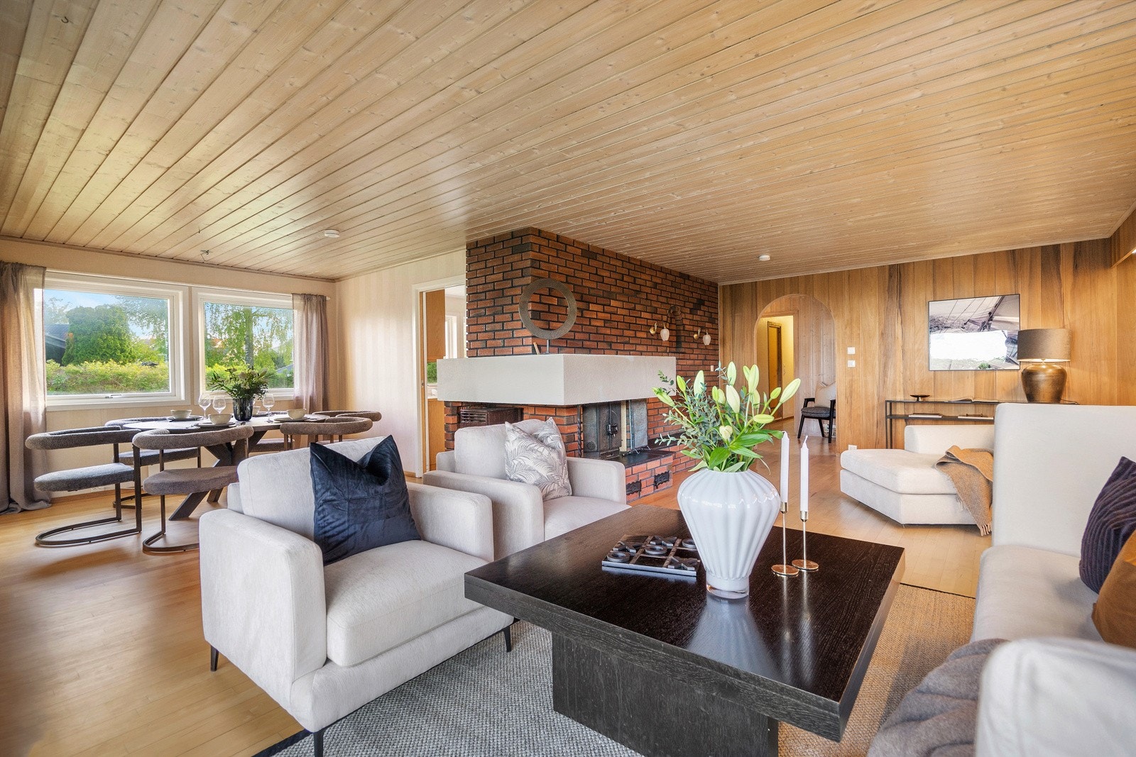 Hyggelig stue med mulighet for møblering i flere soner Galleribilde