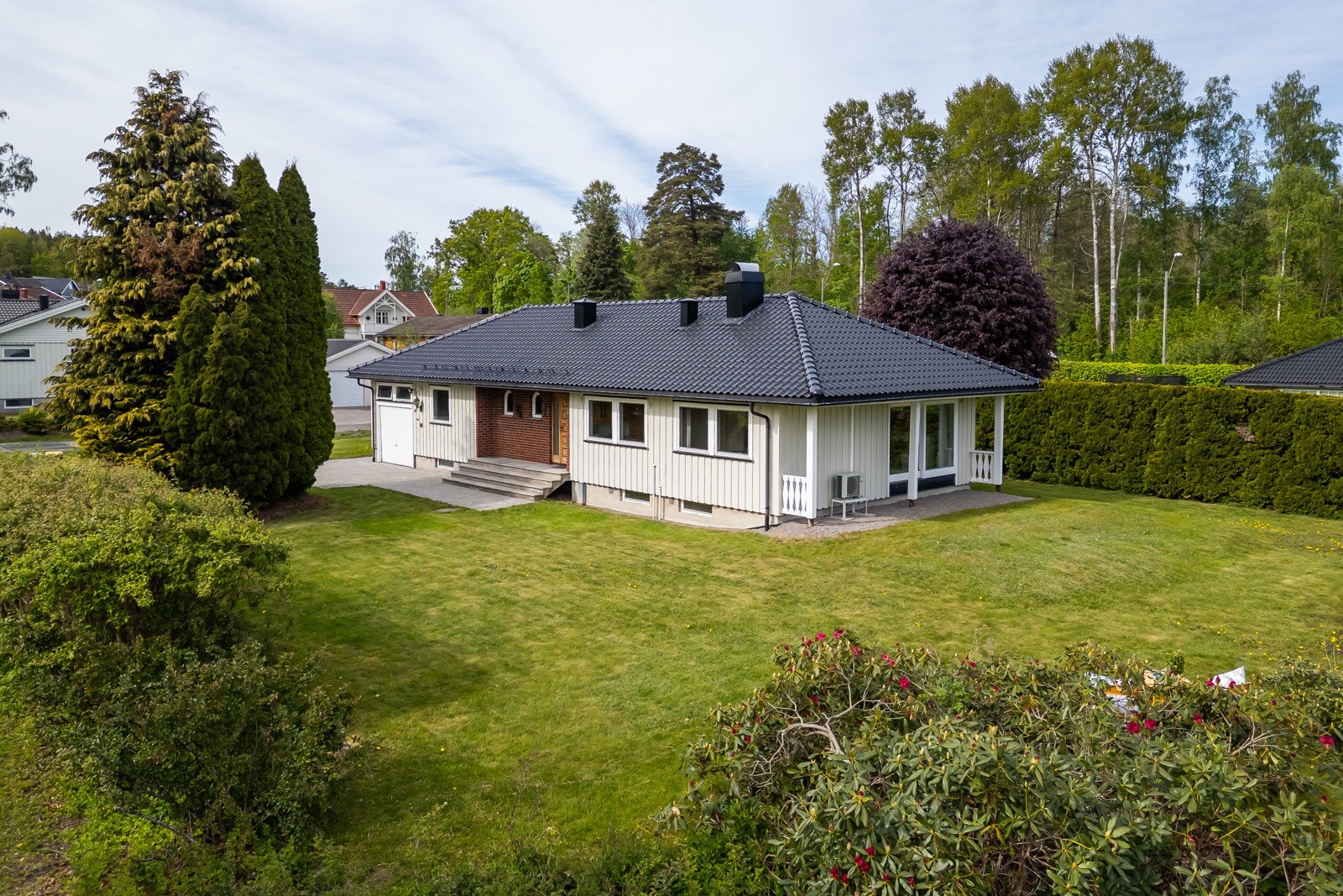 Stor, meget solrik og barnevennlig hagetomt Galleribilde