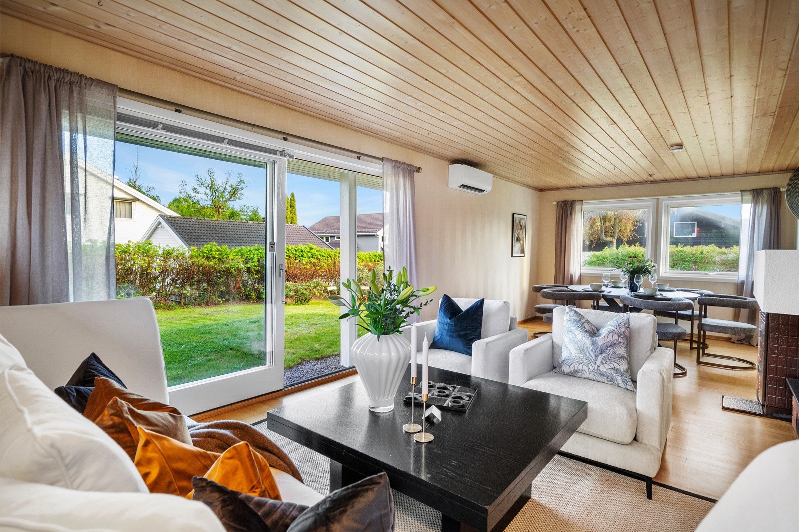 Lys og romslig stue med utgang til meget solrik og barnevennlig hagetomt Galleribilde