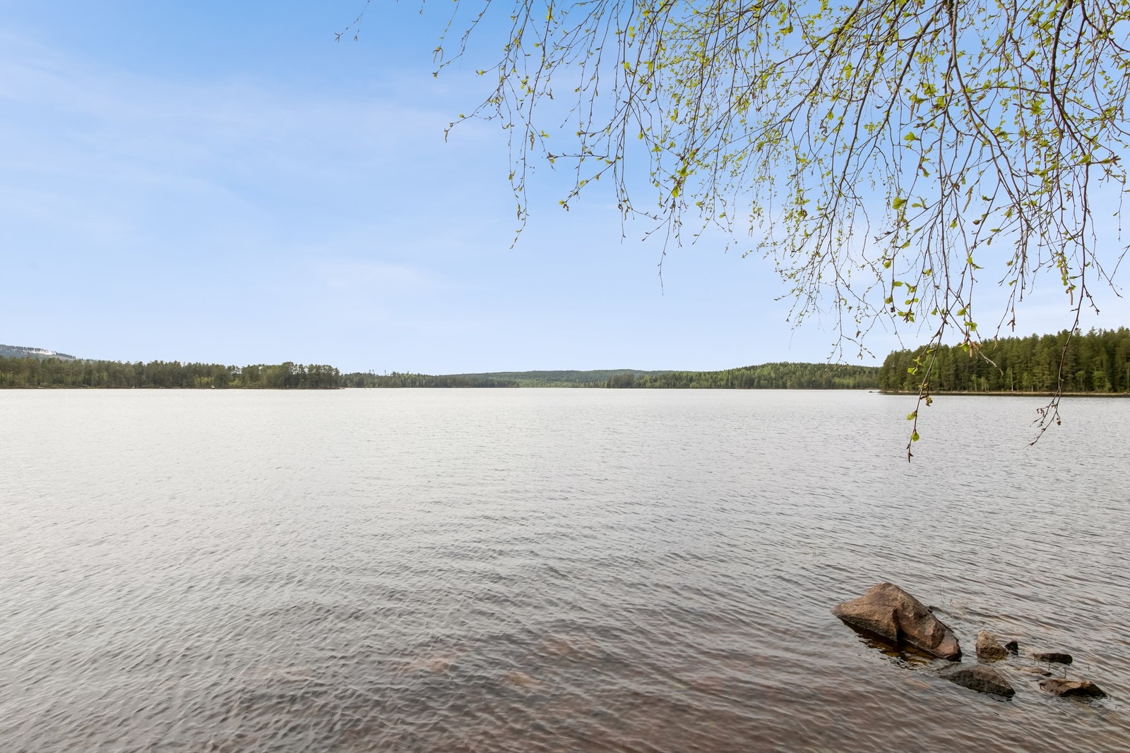 Bureien ligger 212 moh. og har et areal på 2,03 km². Den har en god bestand av abbor. Galleribilde