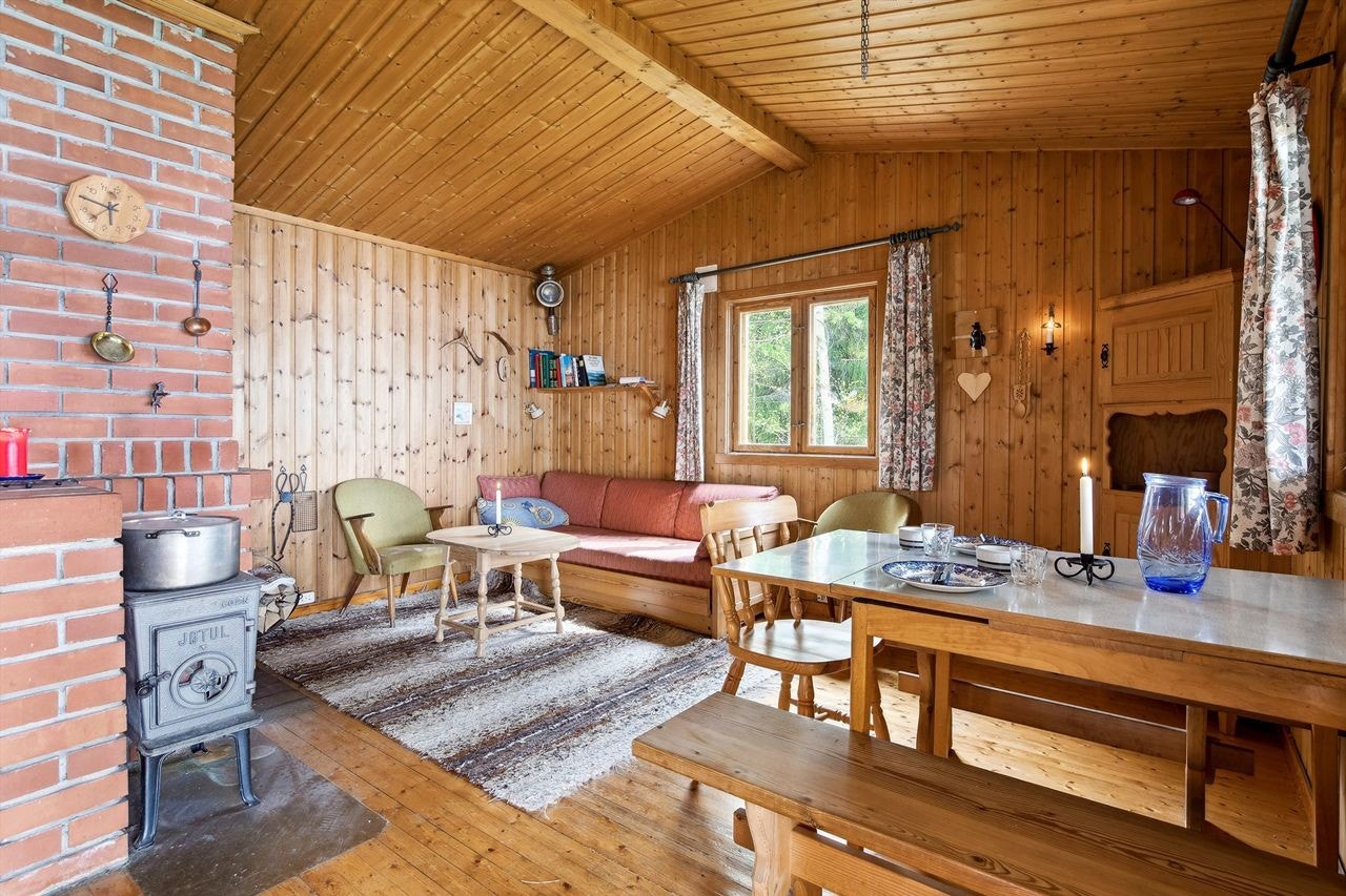 Hytta har et oppussingsbehov, men her er det store muligheter for en nevenyttig ny eier! Galleribilde