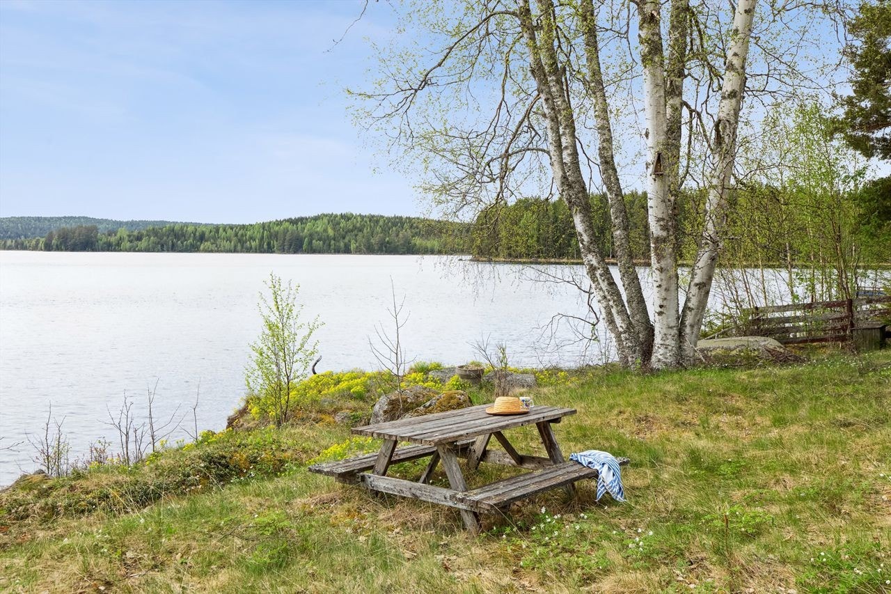 Man kan rusle ned til vannkanten med morgenkaffen, til lyden av bølgeskvulp og fuglekvitter. Galleribilde
