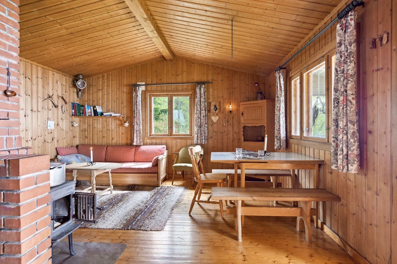 Hytta har stue og kjøkken i åpen løsning, og har innvendige flater med tregulv og ellers trepanel. Galleribilde