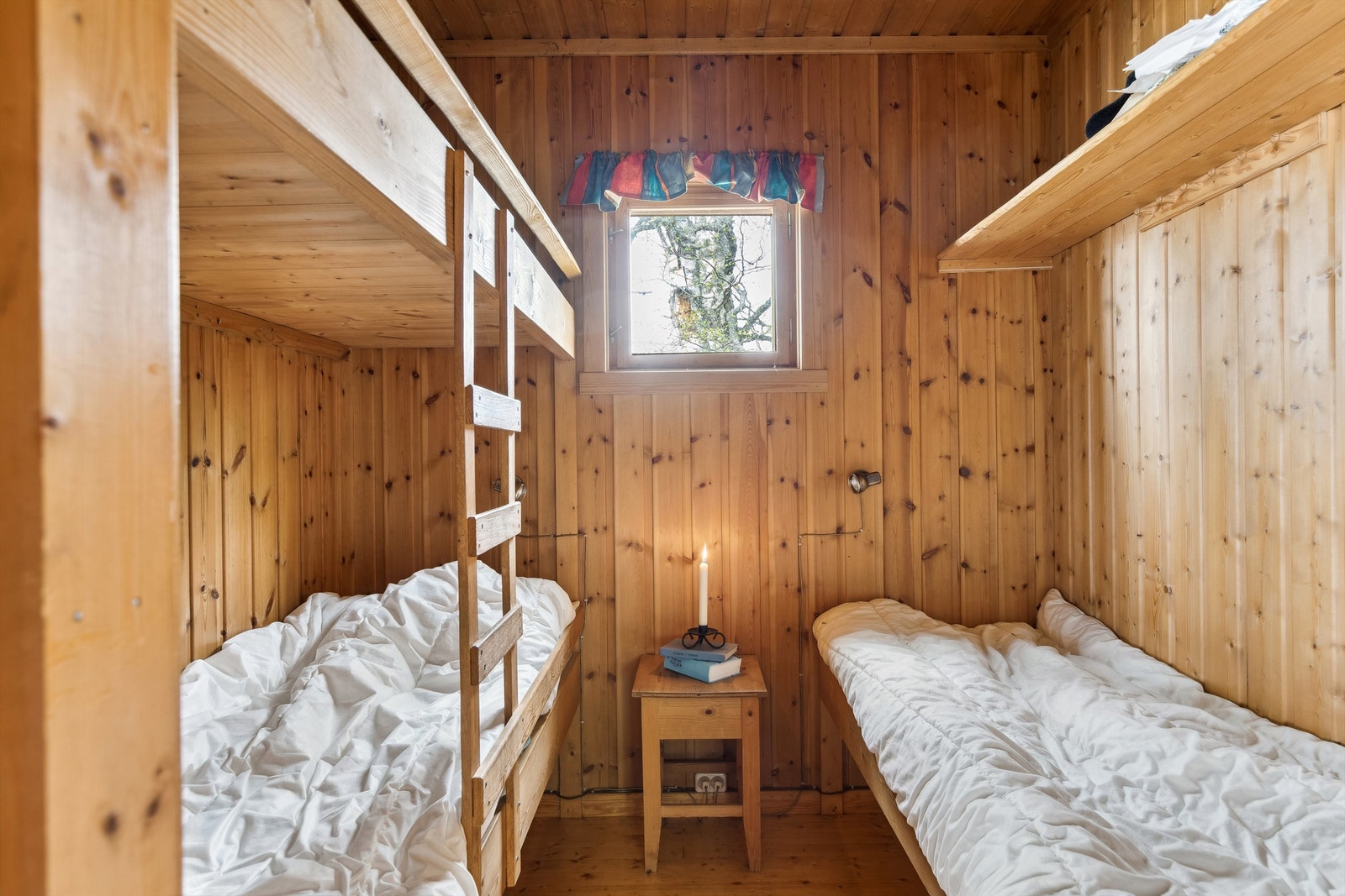 Soverom med plassbygde senger og hylle. Galleribilde