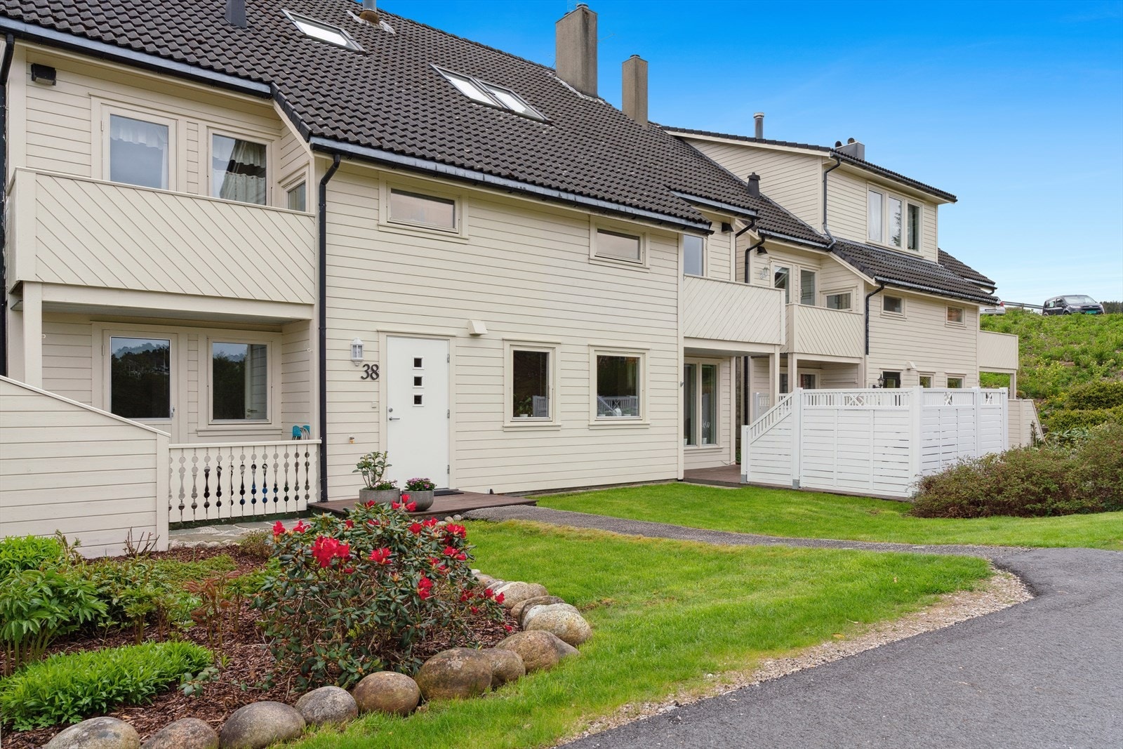 Leilighet på bakkeplan med fin hage og terrasse Galleribilde