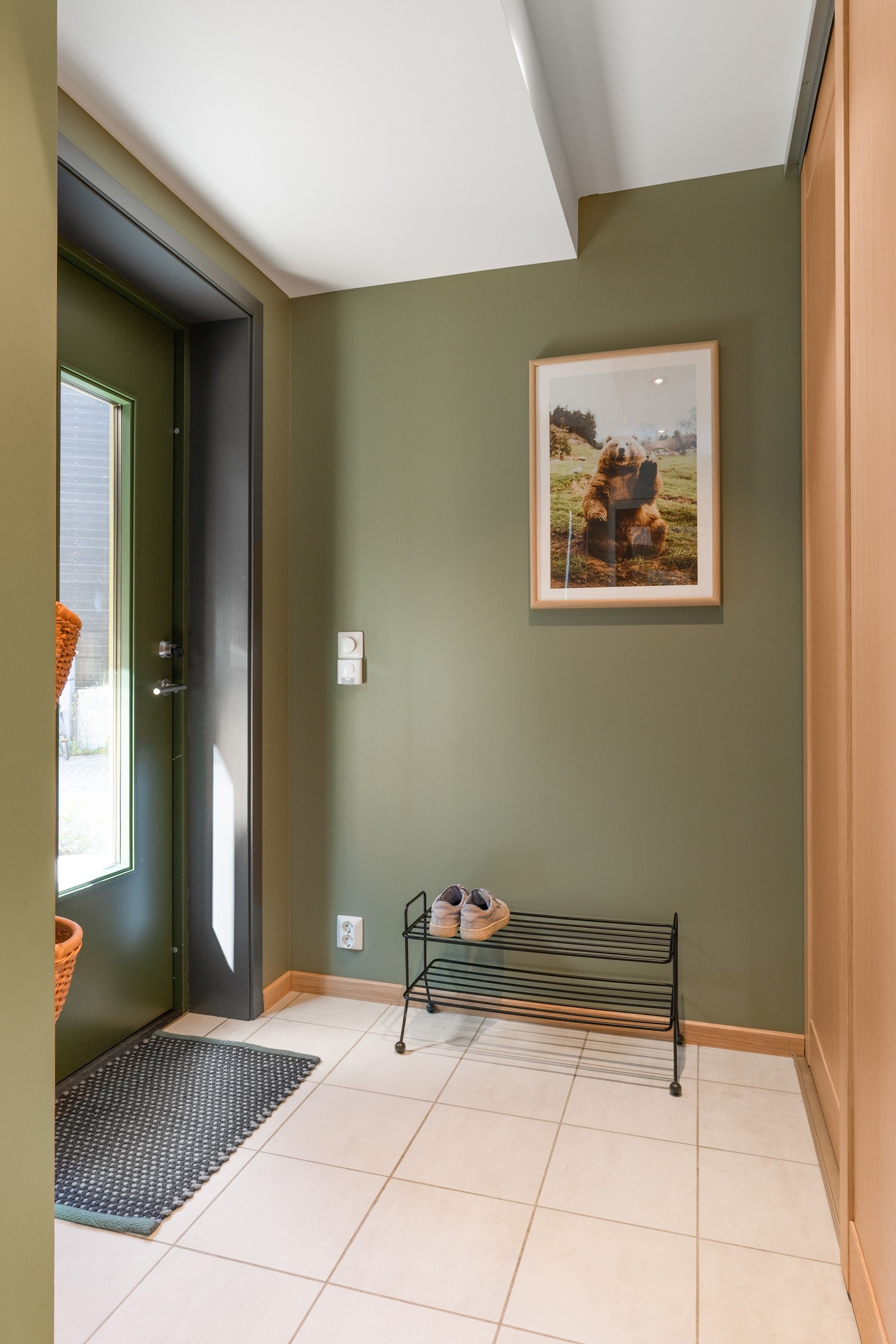 Entrèen gir et umiddelbart godt førsteinntrykk med flislagt gulv, downlights i himling og slette vegger malt i tidsriktige fargetoner. Galleribilde