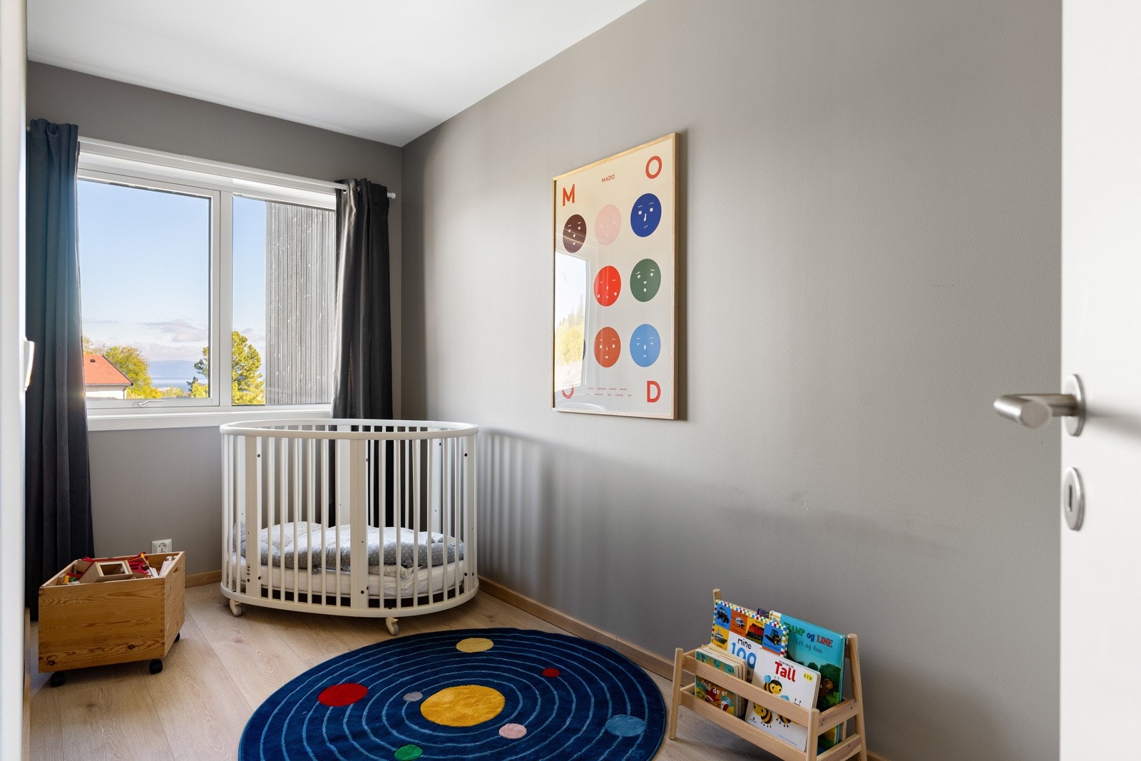 Rommene egner seg godt som barnerom og har plass til seng og garderobeløsninger. Galleribilde