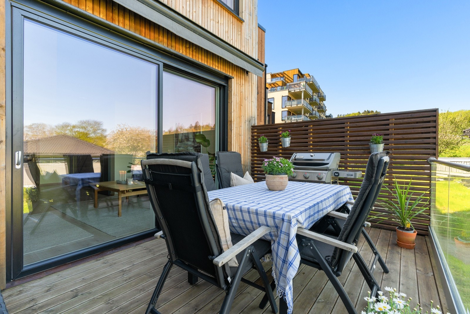 Terrassen har levegger på begge sidene som sørger for en skjermet beliggenhet med lite innsyn. Terrassen er også utstyrt med markise. Galleribilde