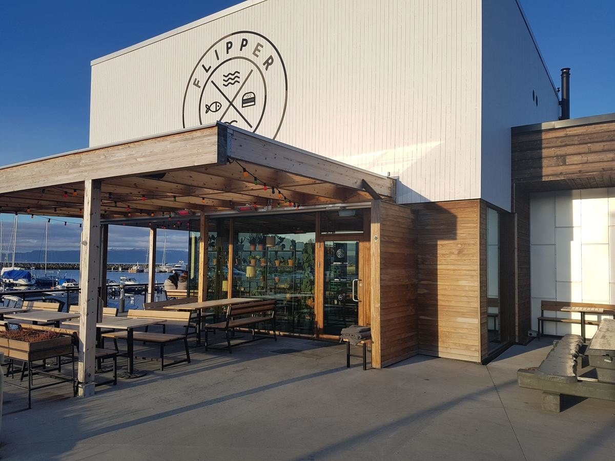 På Grillstad Marina har man tilgang på Flipper kafe, hvor herlig servering kan nytes. Galleribilde