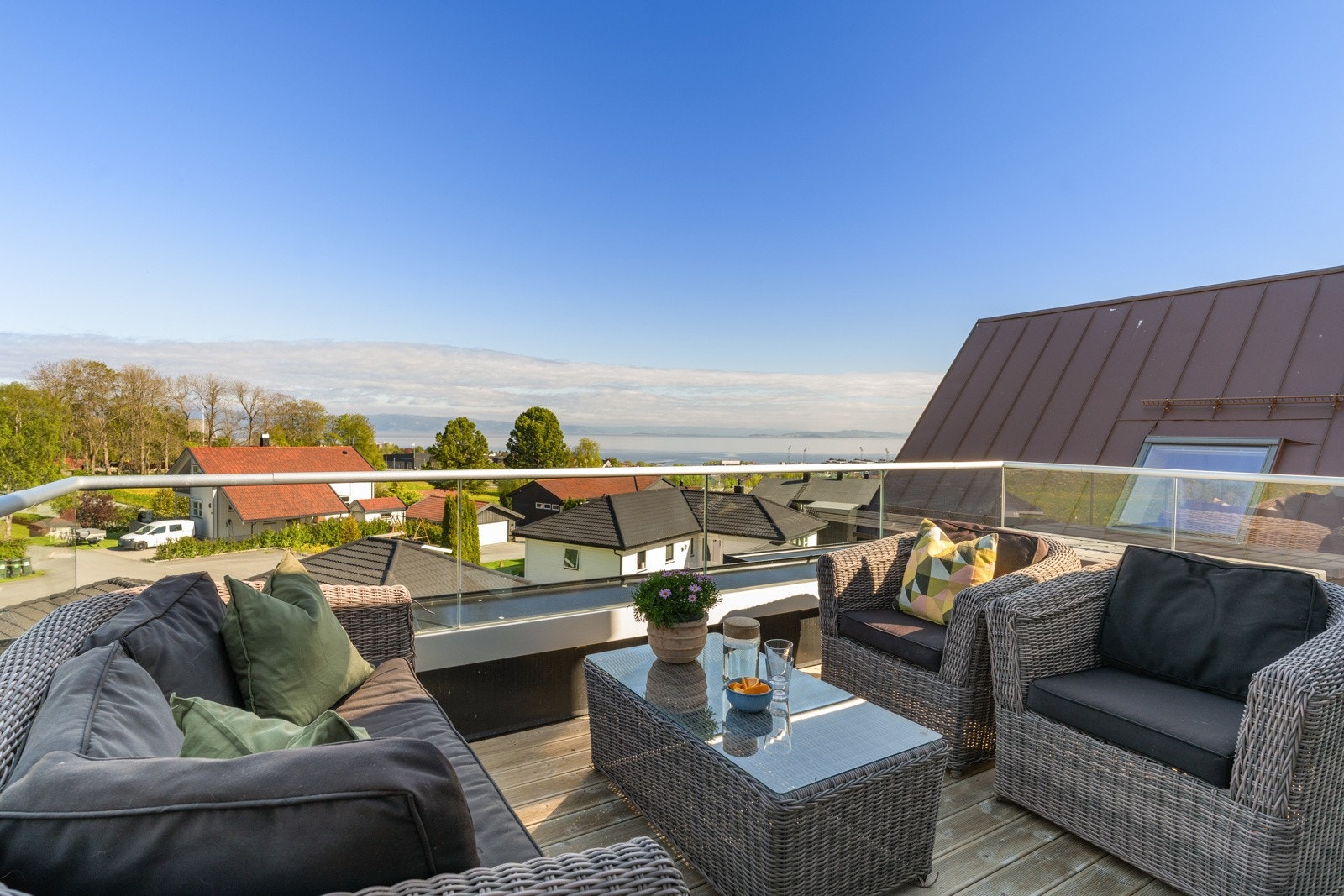 Takterrassen kan innredes med en stor sittegruppe, som gjør dette til et ypperlig sted for sene sommerkvelder med venner og familie. Galleribilde