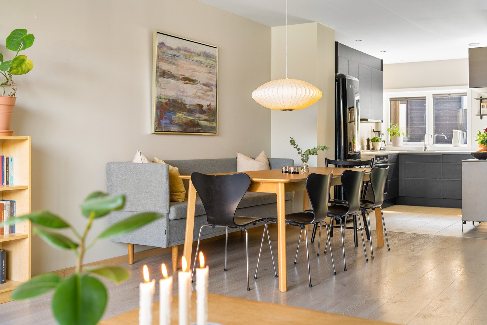 Her ligger alt til rette for hyggelige måltider og gode samtaler med familie og venner. Galleribilde