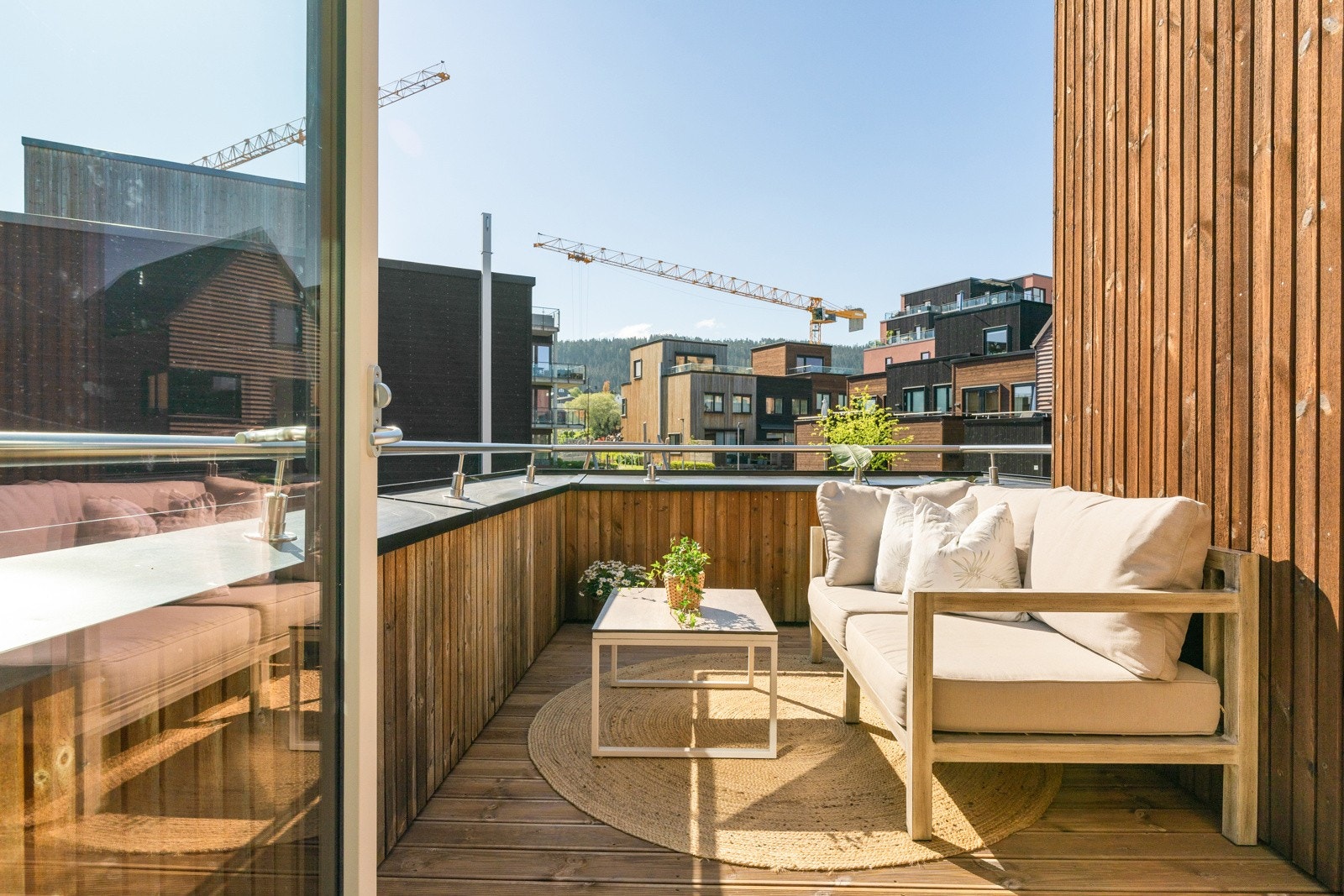 Terrassen har morgensol, og hyggelig utsyn mot borettslagets fellesområder. Galleribilde