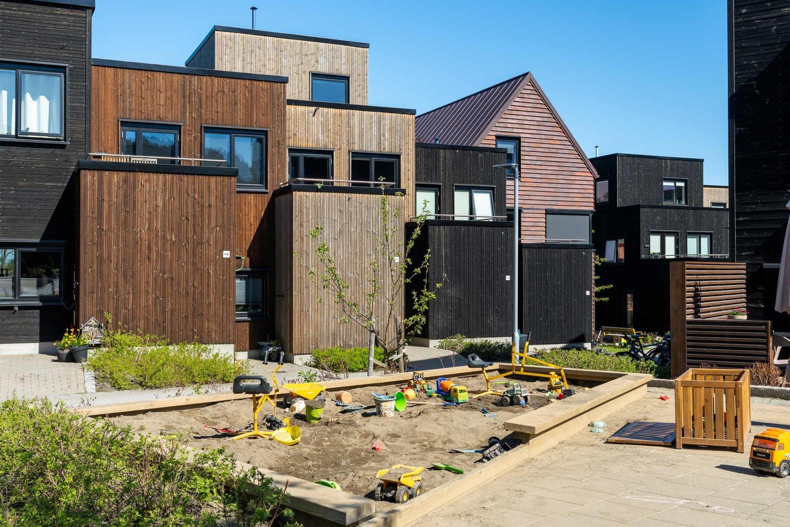 Proaktiv Eiendomsmegling ved Tore Resell har gleden av å presentere et stilrent og moderne rekkehus i Karen Aunes veg 18C! Galleribilde