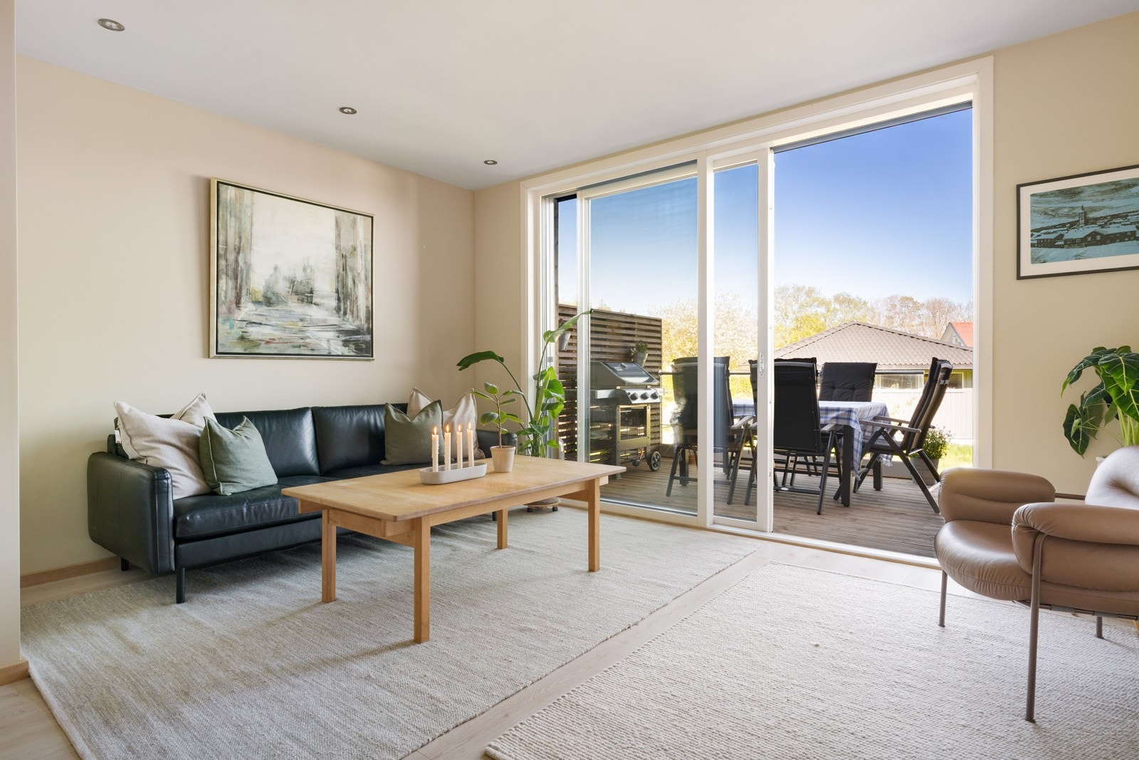 Rommet er holdt i en moderne stil med slette vegger, downlights i himling og laminat med gulvvarme. Øvrige rom i denne etasjen har også gulvvarme, som bidrar til en behagelig oppvarming. Galleribilde