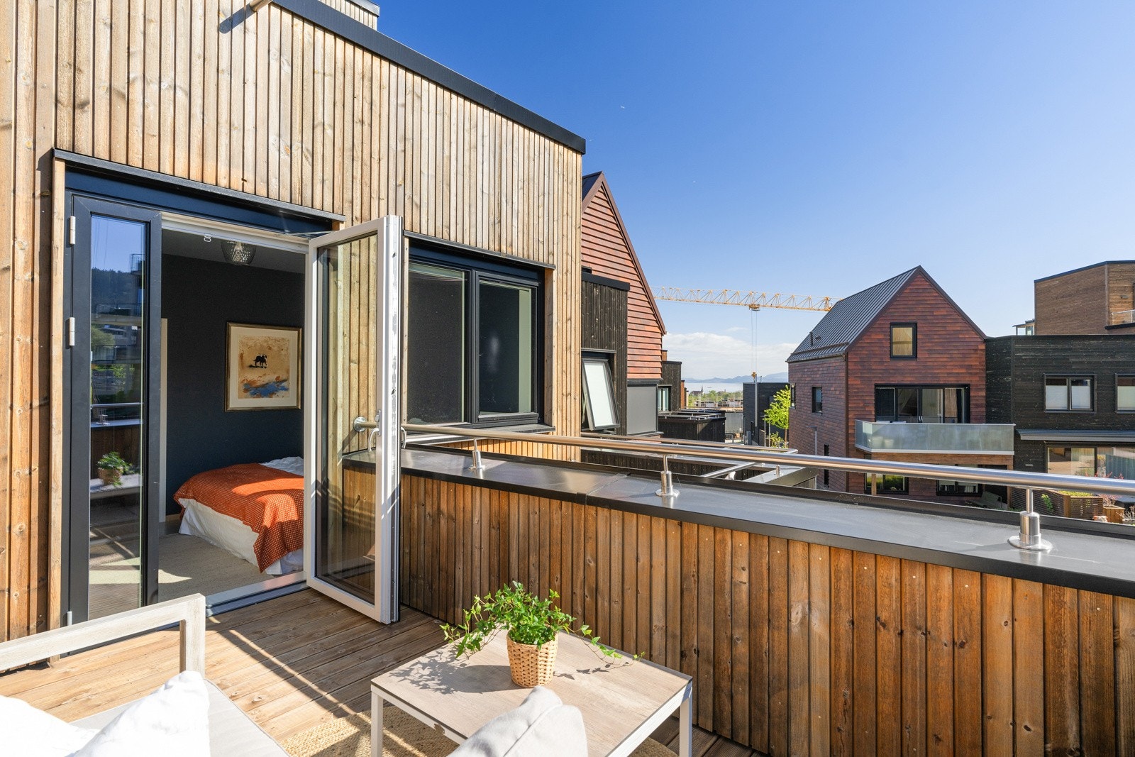 Terrassen er målt til 8 kvm og har plass til en hyggelig sittegruppe hvor man kan nyte morgenkaffen. Galleribilde