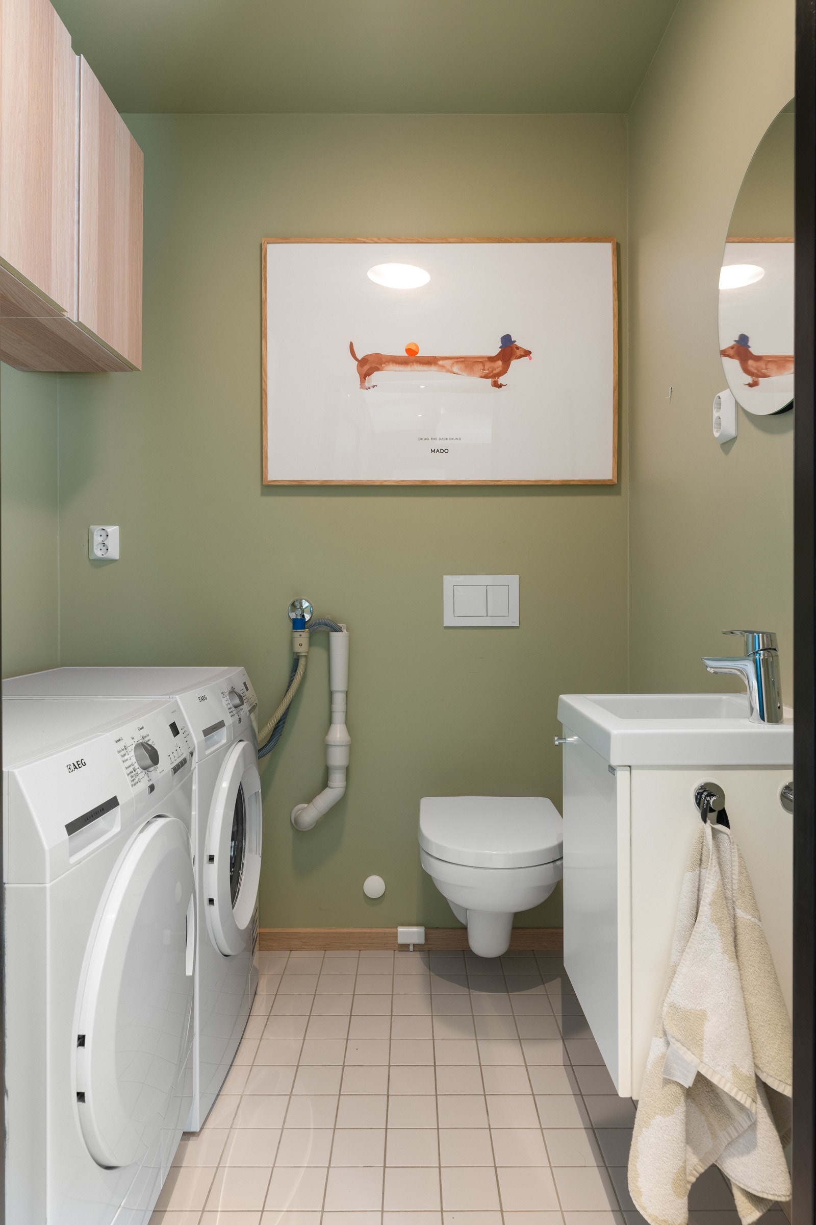 Ved entrèen er det et praktisk toalettrom med opplegg for vaskemaskin- og tørketrommel. Galleribilde