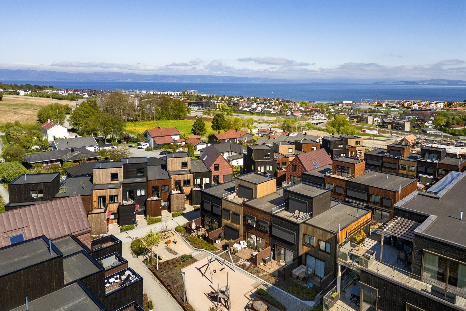 Boligen er en del av et hyggelig og veletablert borettslag med velstelte fellesområder som gir et godt bomiljø. Galleribilde