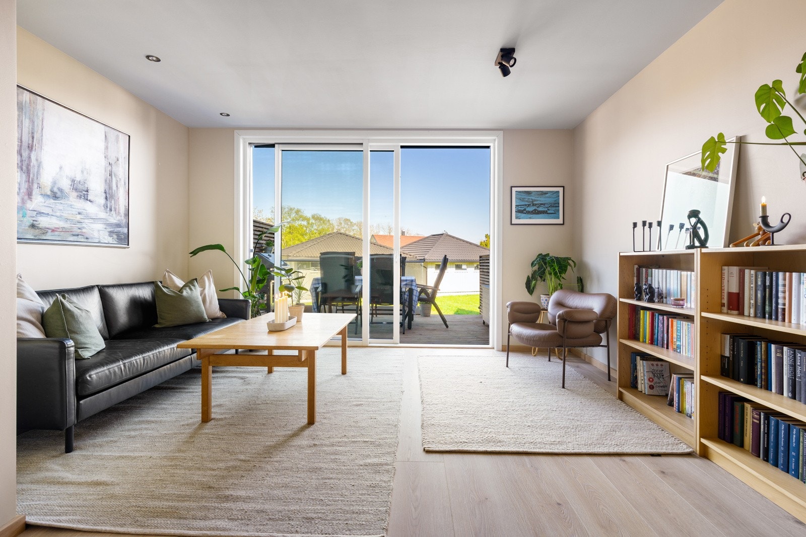 Stuen fremstår som lys og innbydende, og har store vindusflater som slipper inn rikelig med naturlig dagslys. Galleribilde