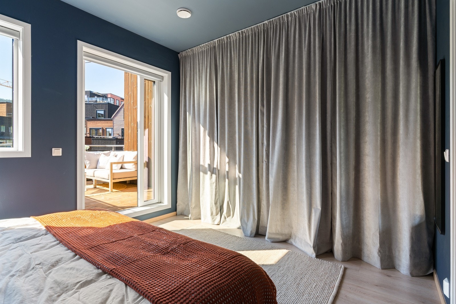 Fra soverommet har man direkte utgang til en solrik terrasse. Galleribilde