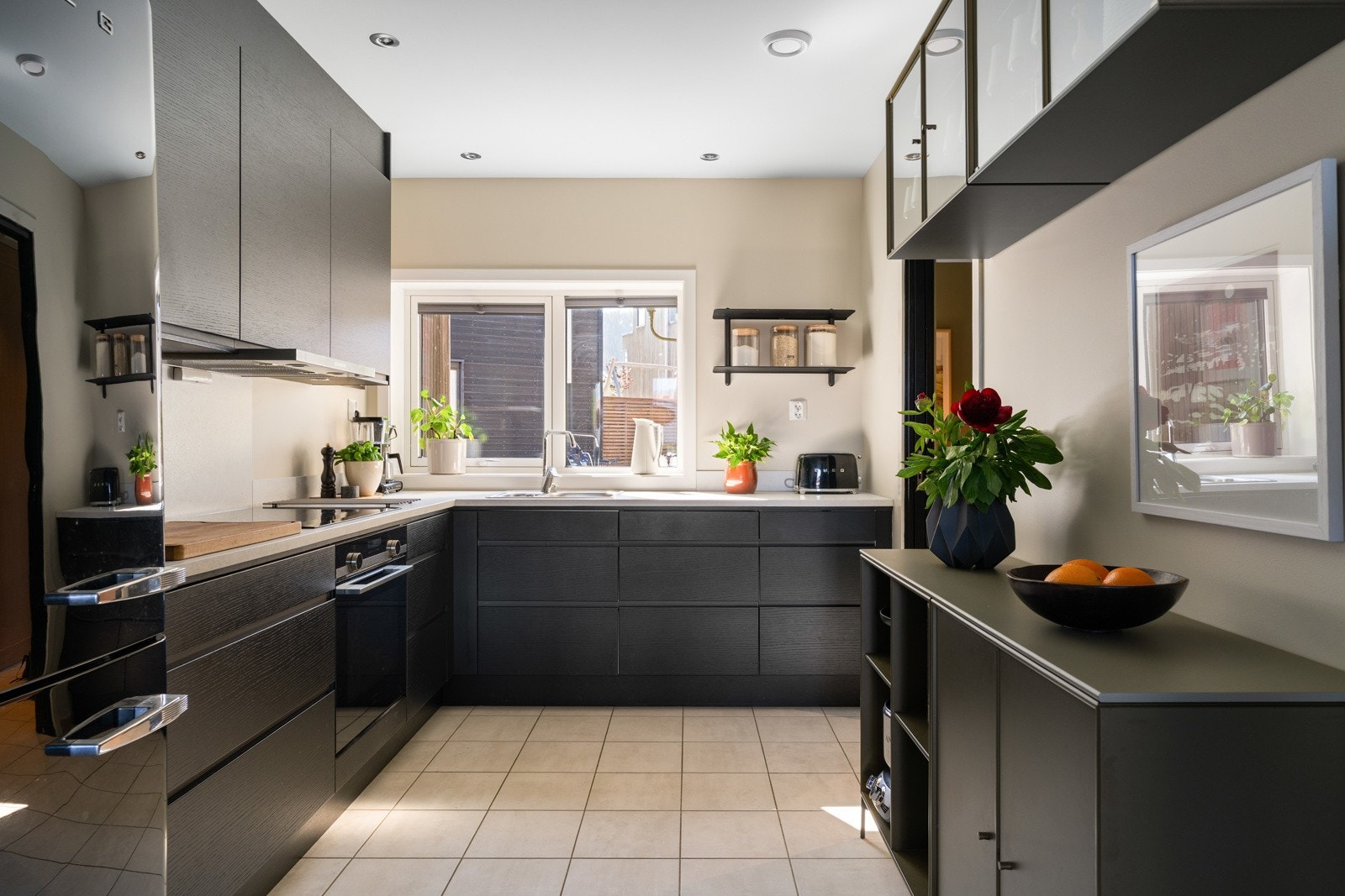 Kjøkkenet ligger noe tilbaketrukket fra stuen og holder en høy og moderne standard. Galleribilde