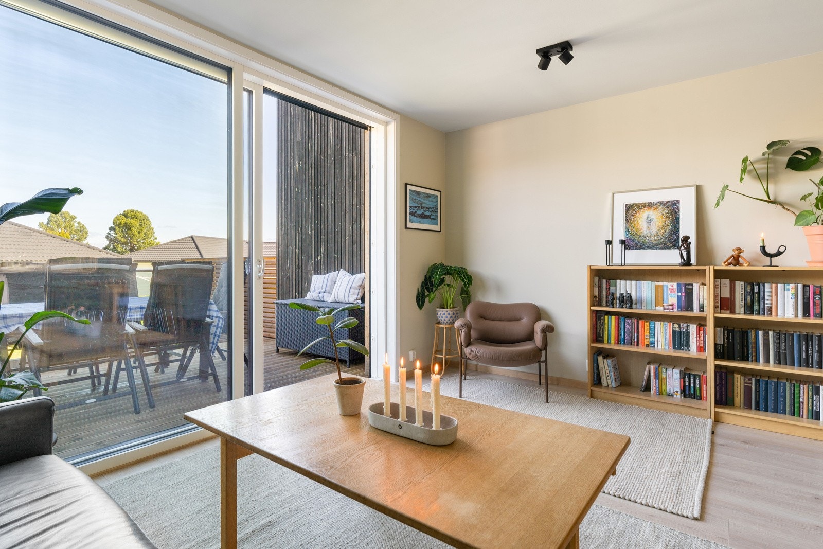 Stuen er malt i lyse og nøytrale fargetoner, som gjør det enkelt å supplere med egne møbler og tekstiler. Galleribilde