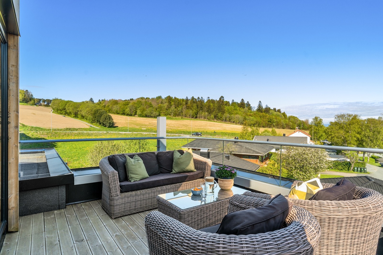 Dette er en bolig som kombinerer en gjennomtenkt planløsning, høy kvalitet og flotte uteområder. Galleribilde