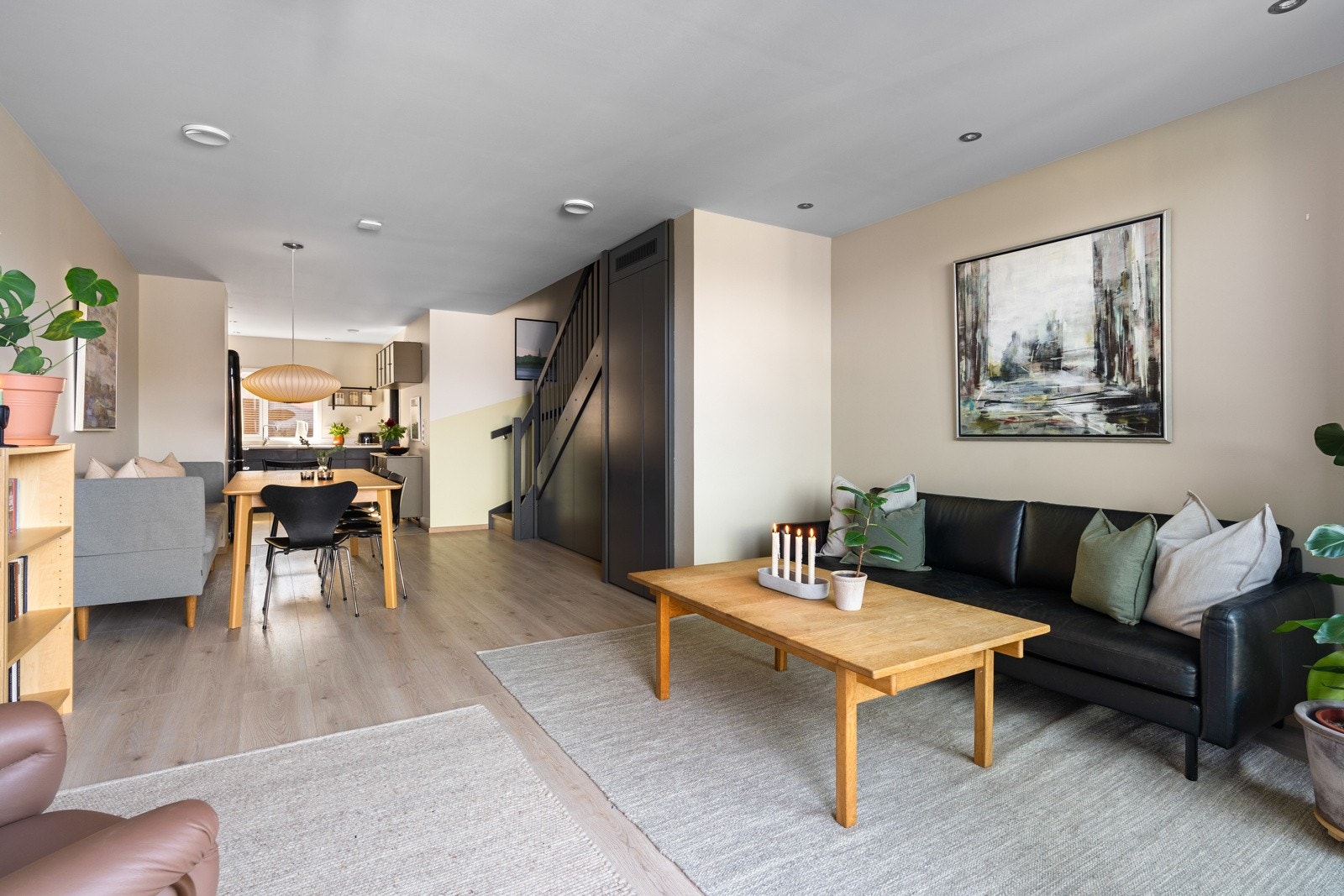 Den åpne planløsningen gir rom for et spisebord, naturlig plassert mellom stuen og kjøkkenet. Galleribilde