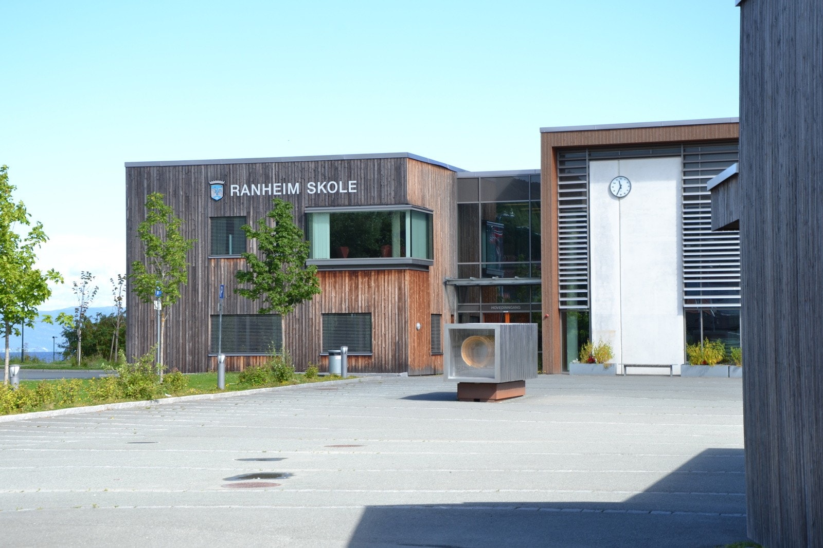 Fra boligen er det gangavstand til Ranheim barneskole og enkel bussforbindelse til Markaplassen ungdomsskole. Galleribilde