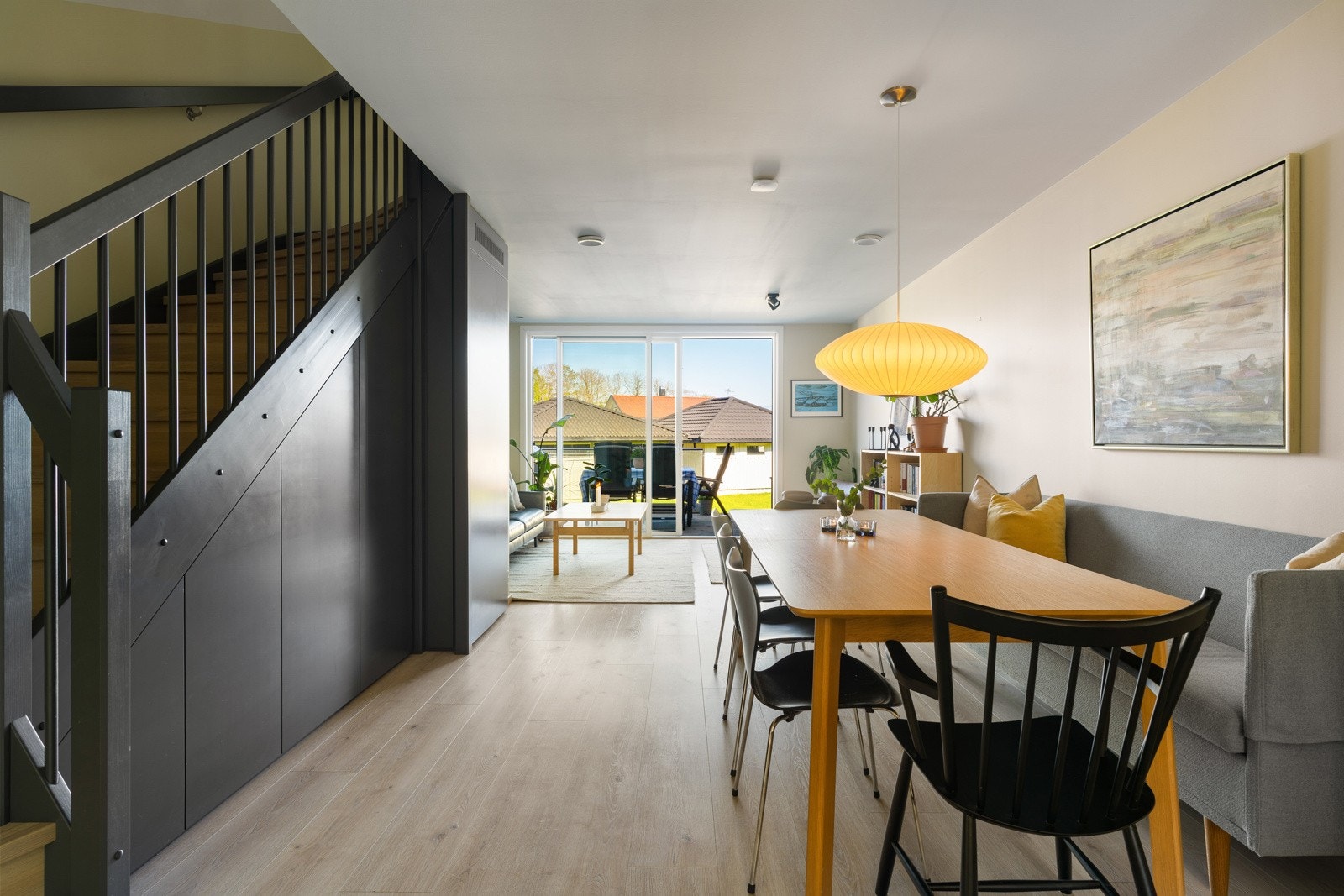 Under trappen er det en praktisk og plassbesparende oppbevaringsløsning som gir rikelig med lagringsplass. Galleribilde