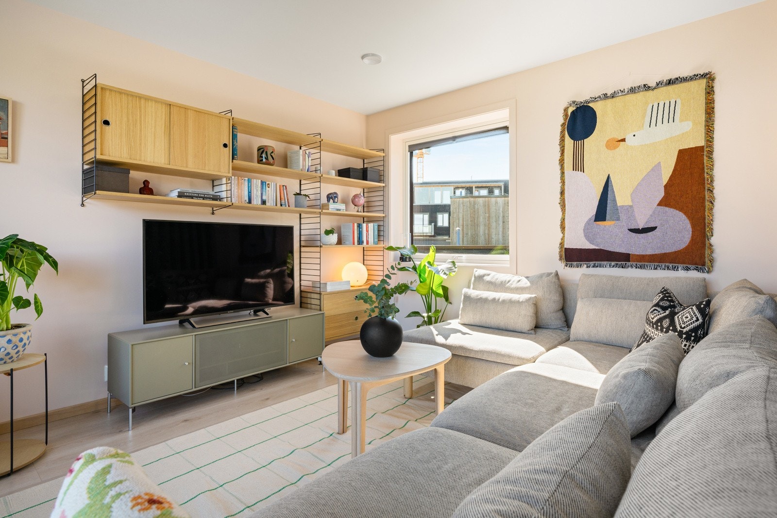 Loftstuen er målt til 18 kvm og har en pen spilevegg som gir et moderne uttrykk. Loftstuen er også utstyrt med behagelig gulvvarme. Galleribilde