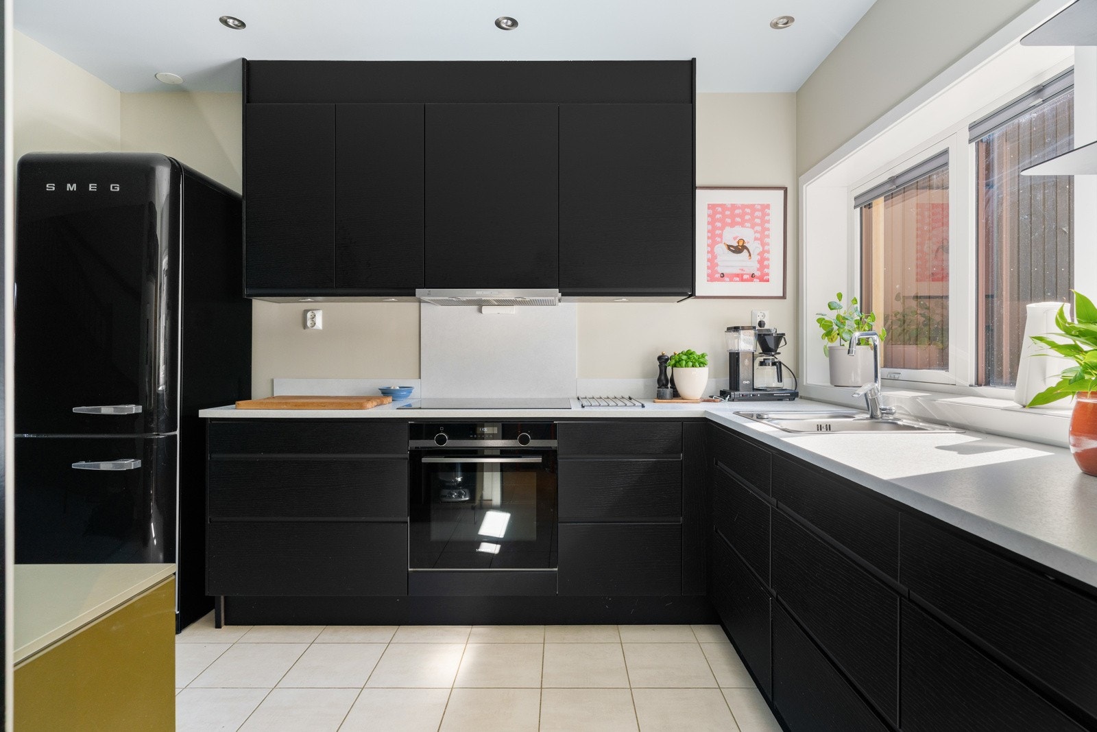 Kjøkkenet er utstyrt med stekeovn, platetopp og oppvaskmaskin fra kvalitetsmerkene Simens og Miele. Galleribilde