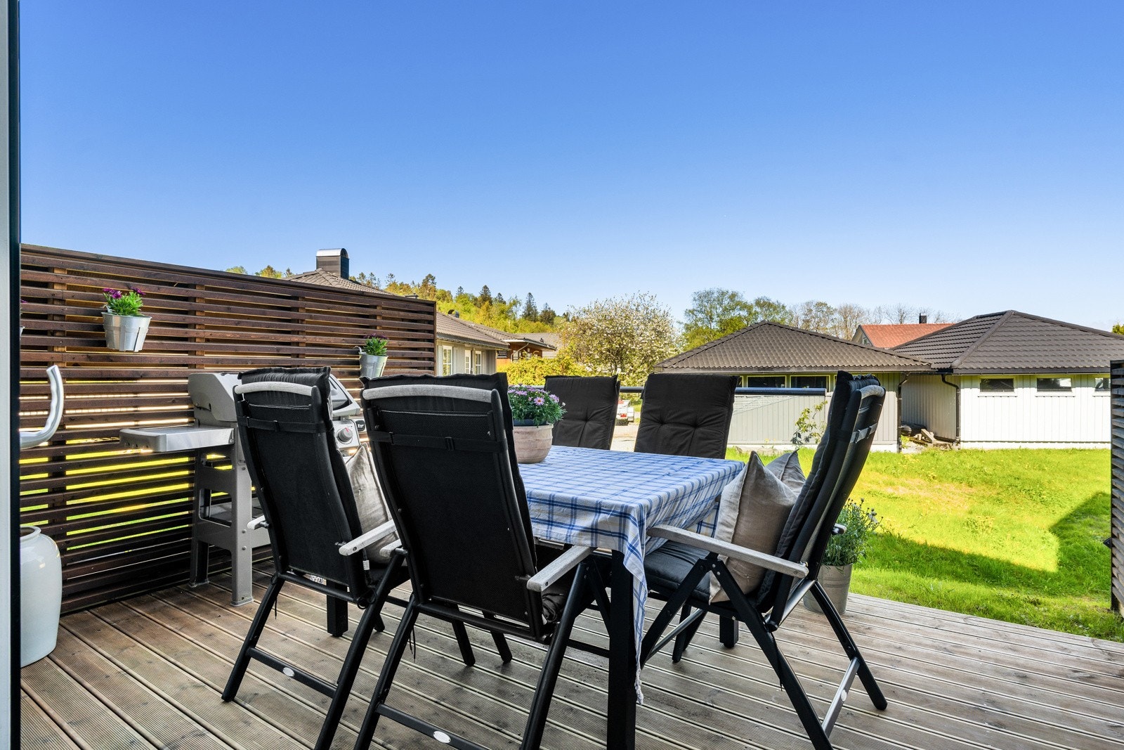 Terrassen er målt til 12 kvm, som gir gode muligheter til å innrede med diverse utemøblement som en hyggelig sittegruppe og grill. Galleribilde