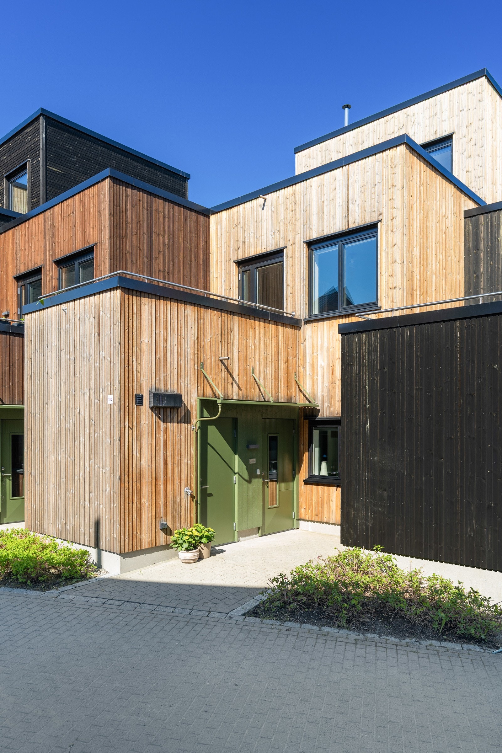 Ved inngangspartiet er det en praktisk utvendig bod på 5 kvm som gir godt med oppbevaringsplass. Galleribilde