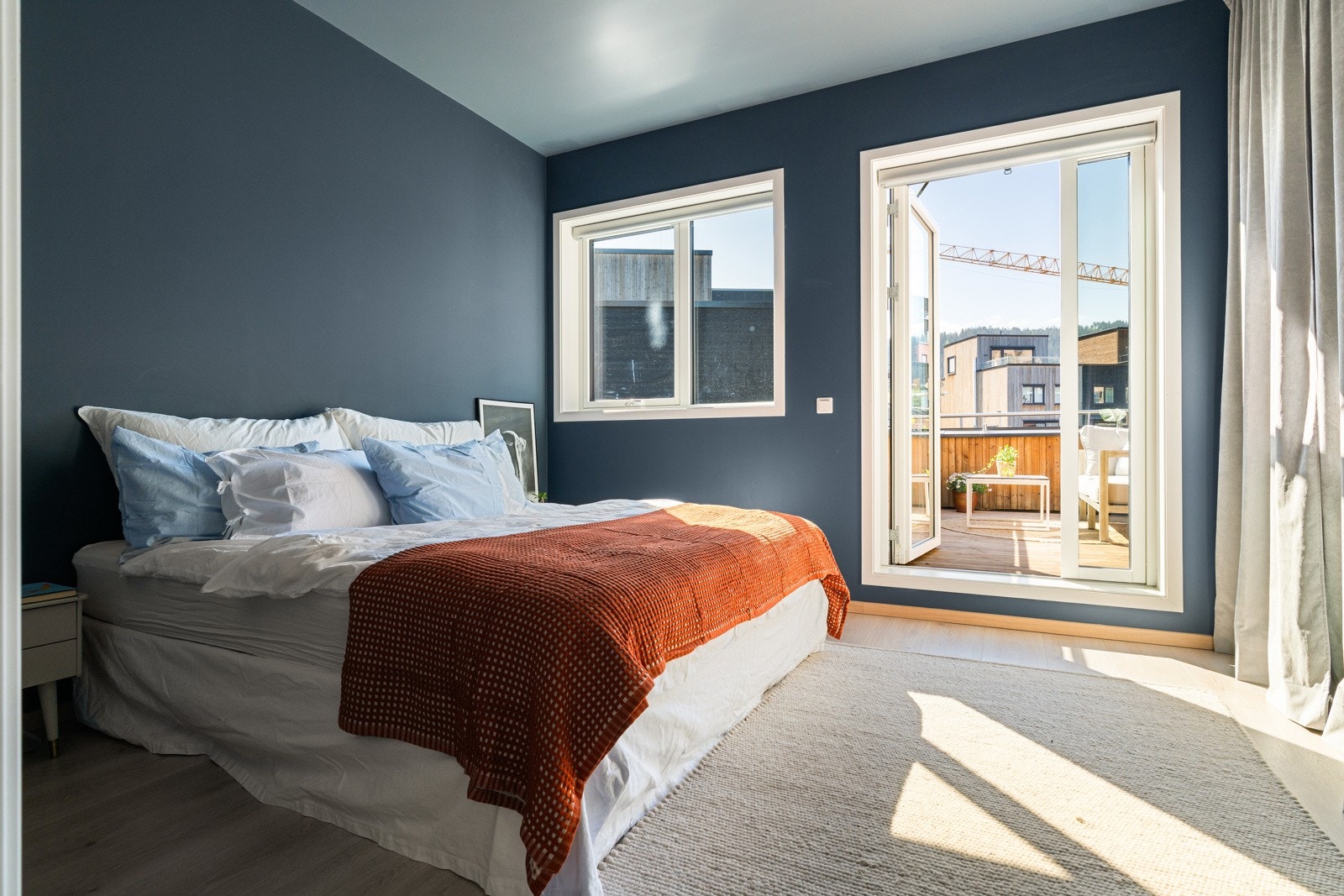 Boligens hovedsoverom er målt til 14,5 kvm og fremstår innbydende. Galleribilde