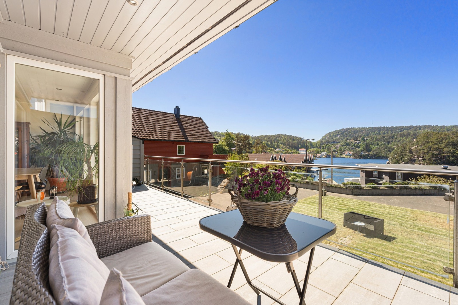 Stor og solrik balkong med skyvedør fra stuen Galleribilde