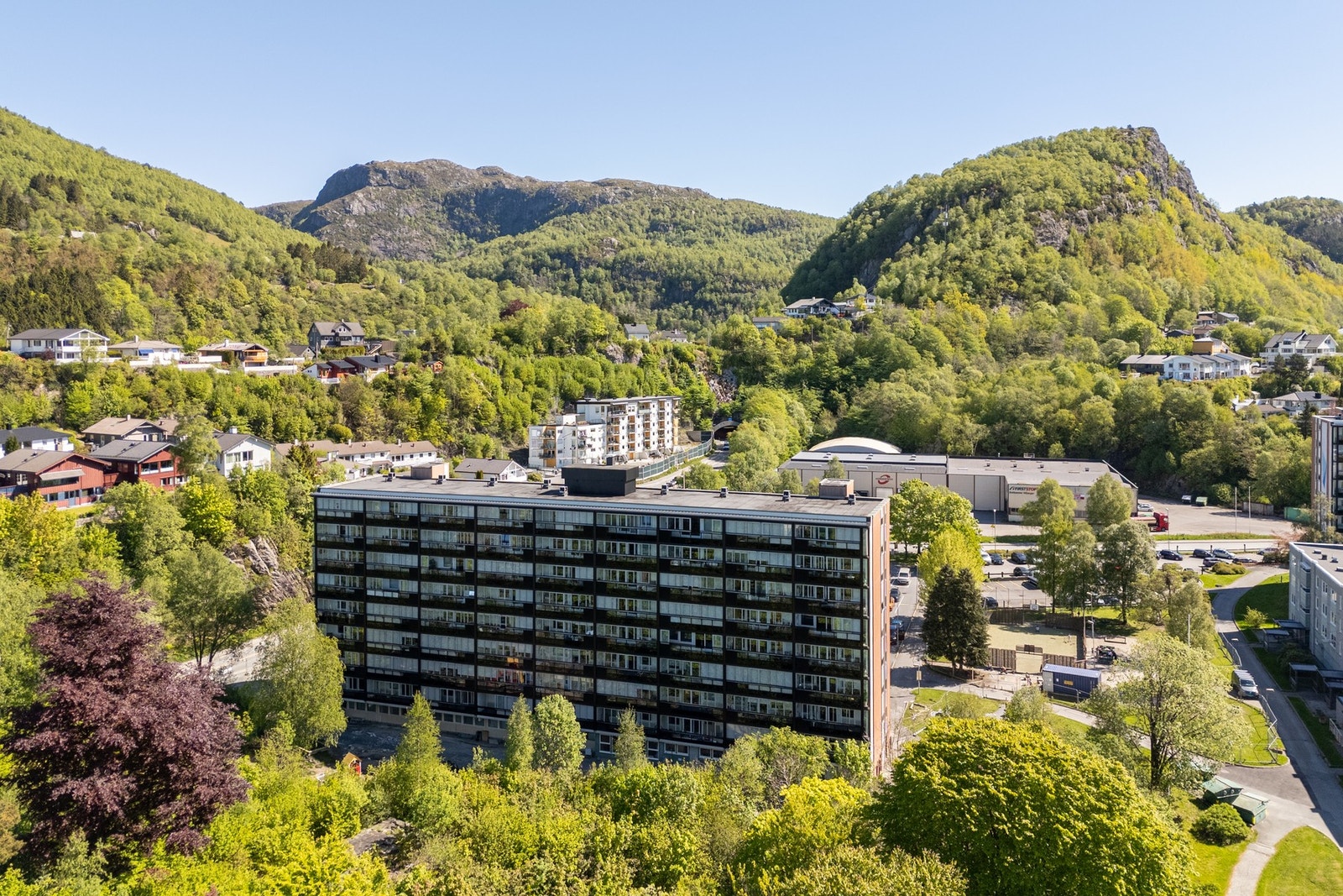 Borettslaget er omgitt av store grøntarealer og det er et variert utvalg av turmuligheter. Det legges betydelig vekt på et godt og stabilt bomiljø. Galleribilde