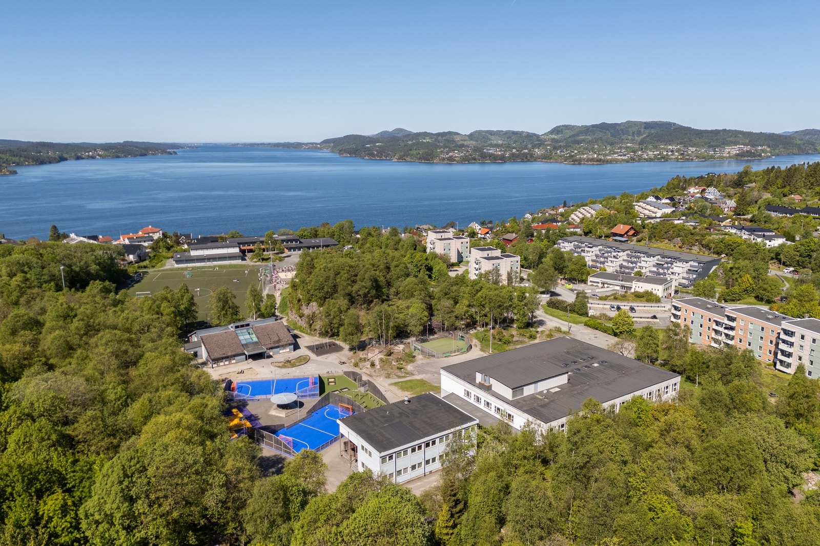 Det er gangavstand til barne og ungdomsskoler, og det er etablert barnehager i området. På skoleområdet finnes både volleyballbane og kunstgressbane. Galleribilde